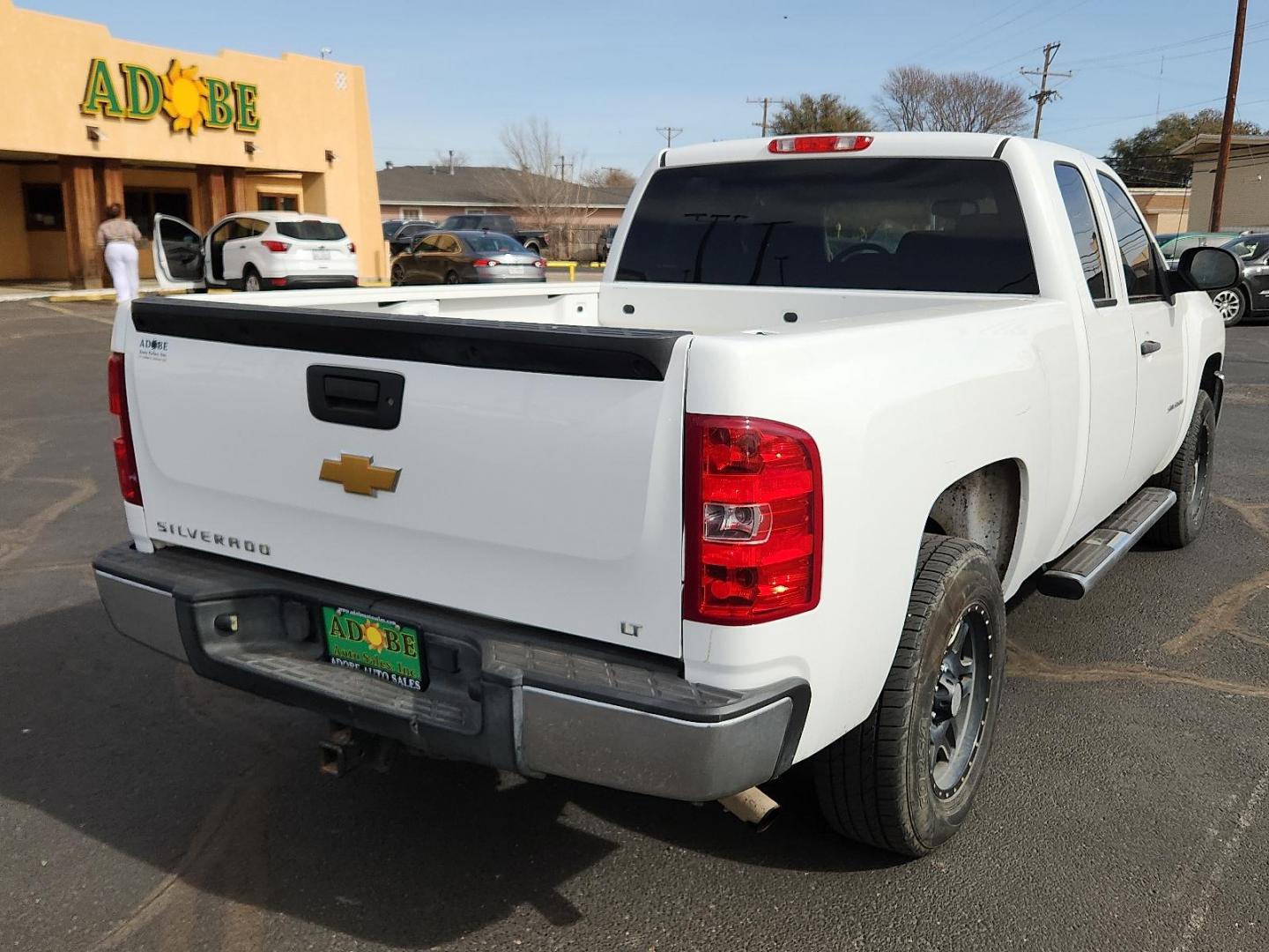 2013 WHITE Chevrolet Silverado 1500 LT (1GCRKSE70DZ) with an Vortec 5.3L VVT SFI V8 Flex Fuel Engine engine, located at 4711 Ave Q, Lubbock, TX, 79412, (806) 687-2362, 33.551304, -101.855293 - Photo#3
