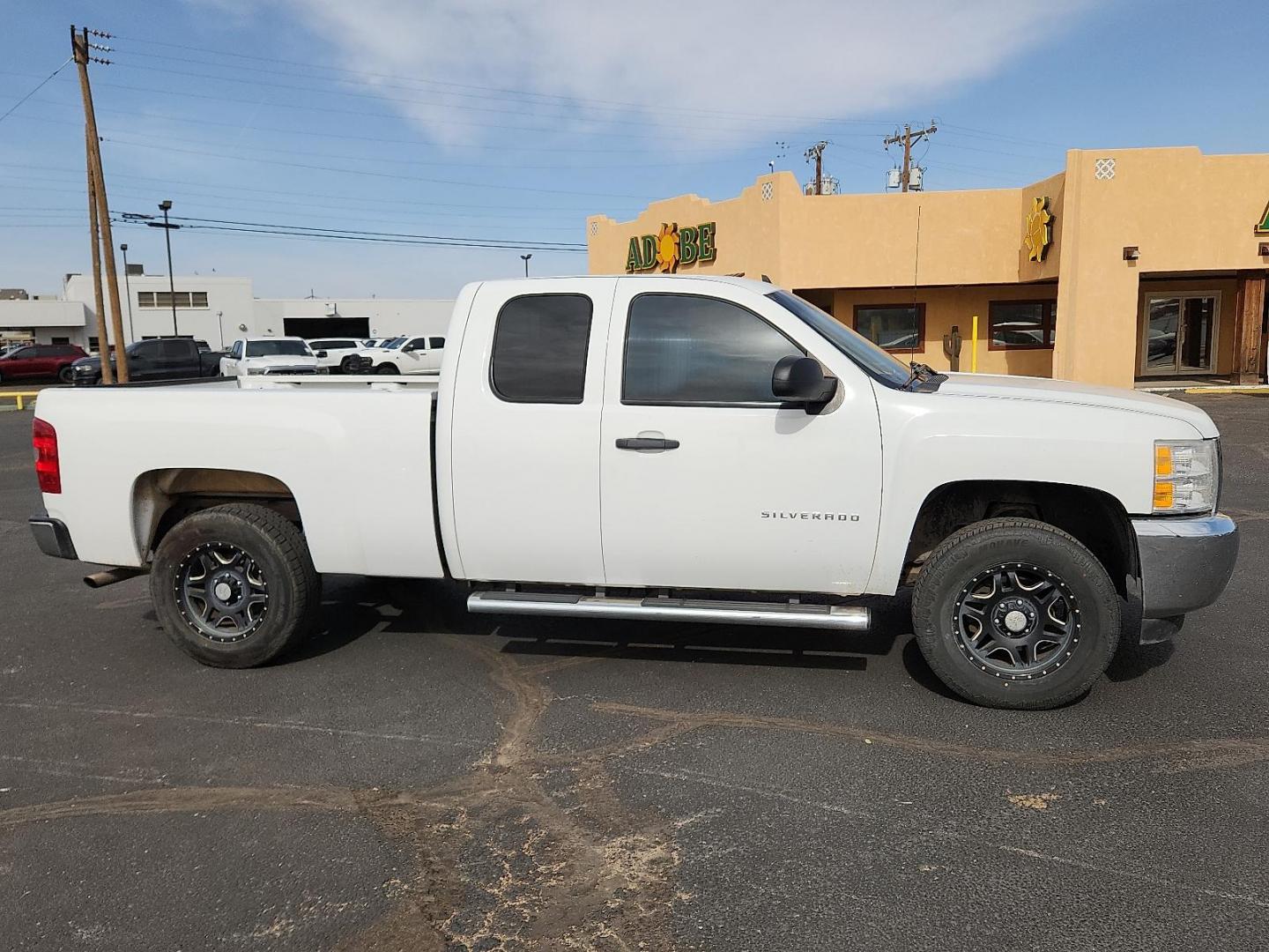 2013 WHITE Chevrolet Silverado 1500 LT (1GCRKSE70DZ) with an Vortec 5.3L VVT SFI V8 Flex Fuel Engine engine, located at 4711 Ave Q, Lubbock, TX, 79412, (806) 687-2362, 33.551304, -101.855293 - Photo#4