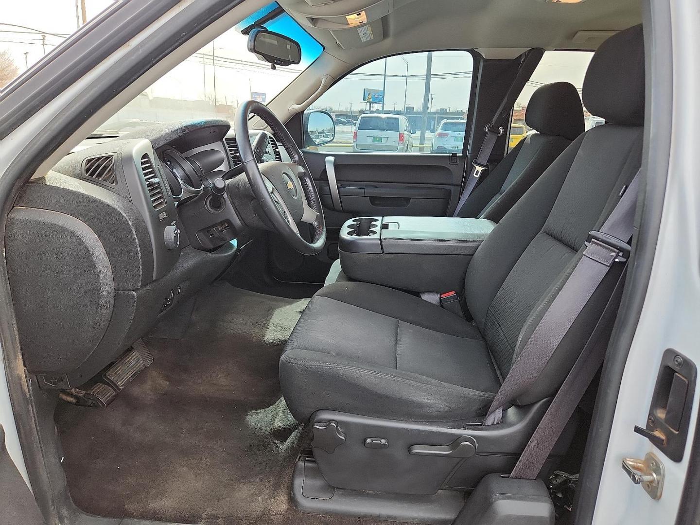 2013 WHITE Chevrolet Silverado 1500 LT (1GCRKSE70DZ) with an Vortec 5.3L VVT SFI V8 Flex Fuel Engine engine, located at 4711 Ave Q, Lubbock, TX, 79412, (806) 687-2362, 33.551304, -101.855293 - Photo#11