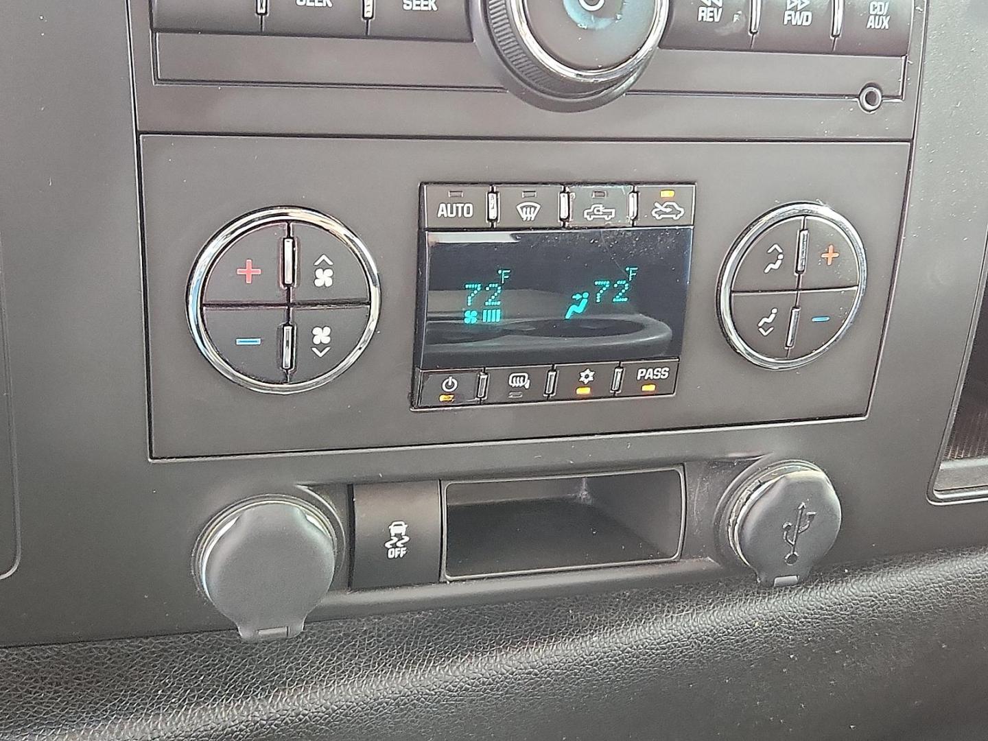 2013 WHITE Chevrolet Silverado 1500 LT (1GCRKSE70DZ) with an Vortec 5.3L VVT SFI V8 Flex Fuel Engine engine, located at 4711 Ave Q, Lubbock, TX, 79412, (806) 687-2362, 33.551304, -101.855293 - Photo#14