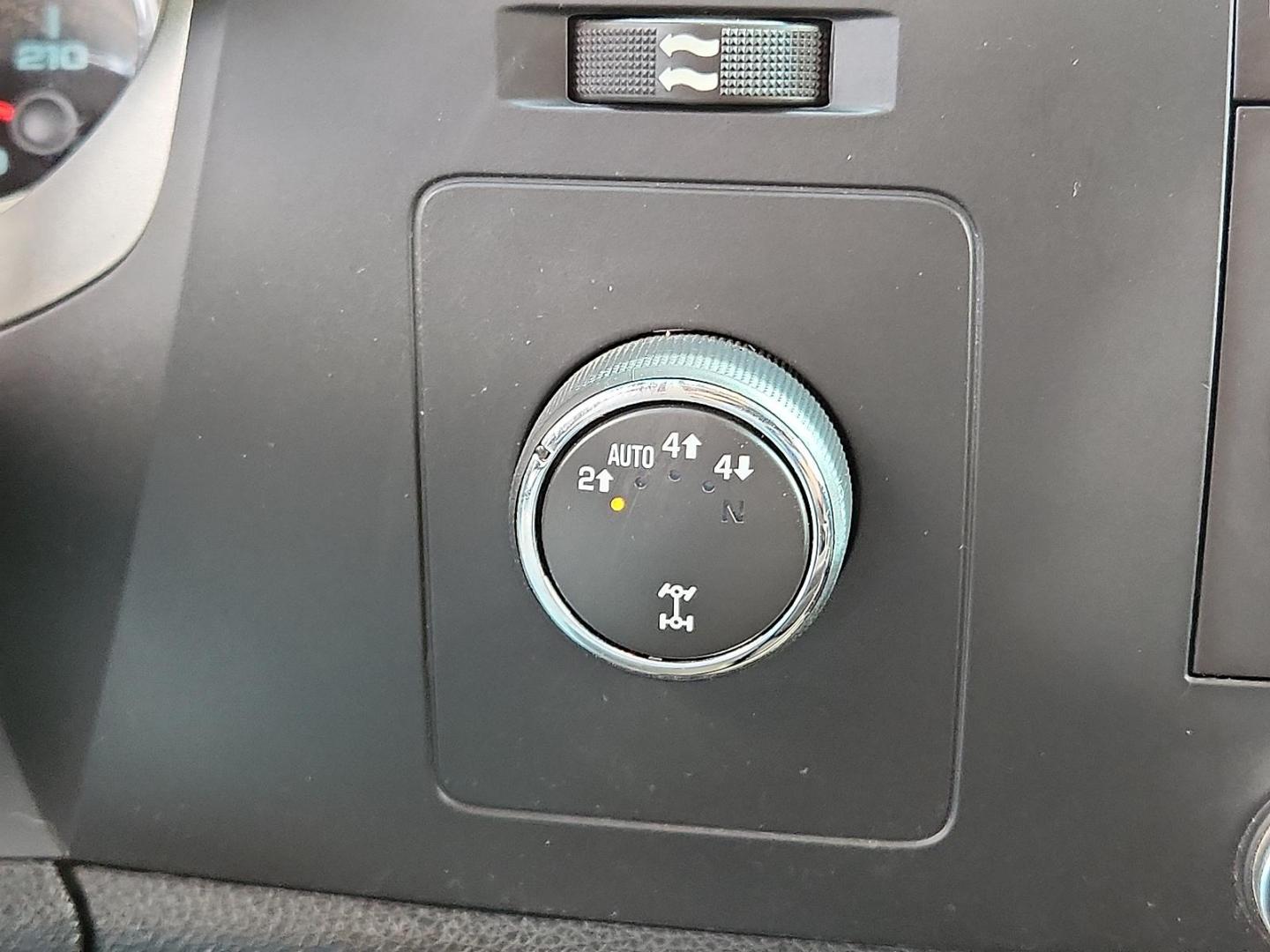 2013 WHITE Chevrolet Silverado 1500 LT (1GCRKSE70DZ) with an Vortec 5.3L VVT SFI V8 Flex Fuel Engine engine, located at 4711 Ave Q, Lubbock, TX, 79412, (806) 687-2362, 33.551304, -101.855293 - Photo#15