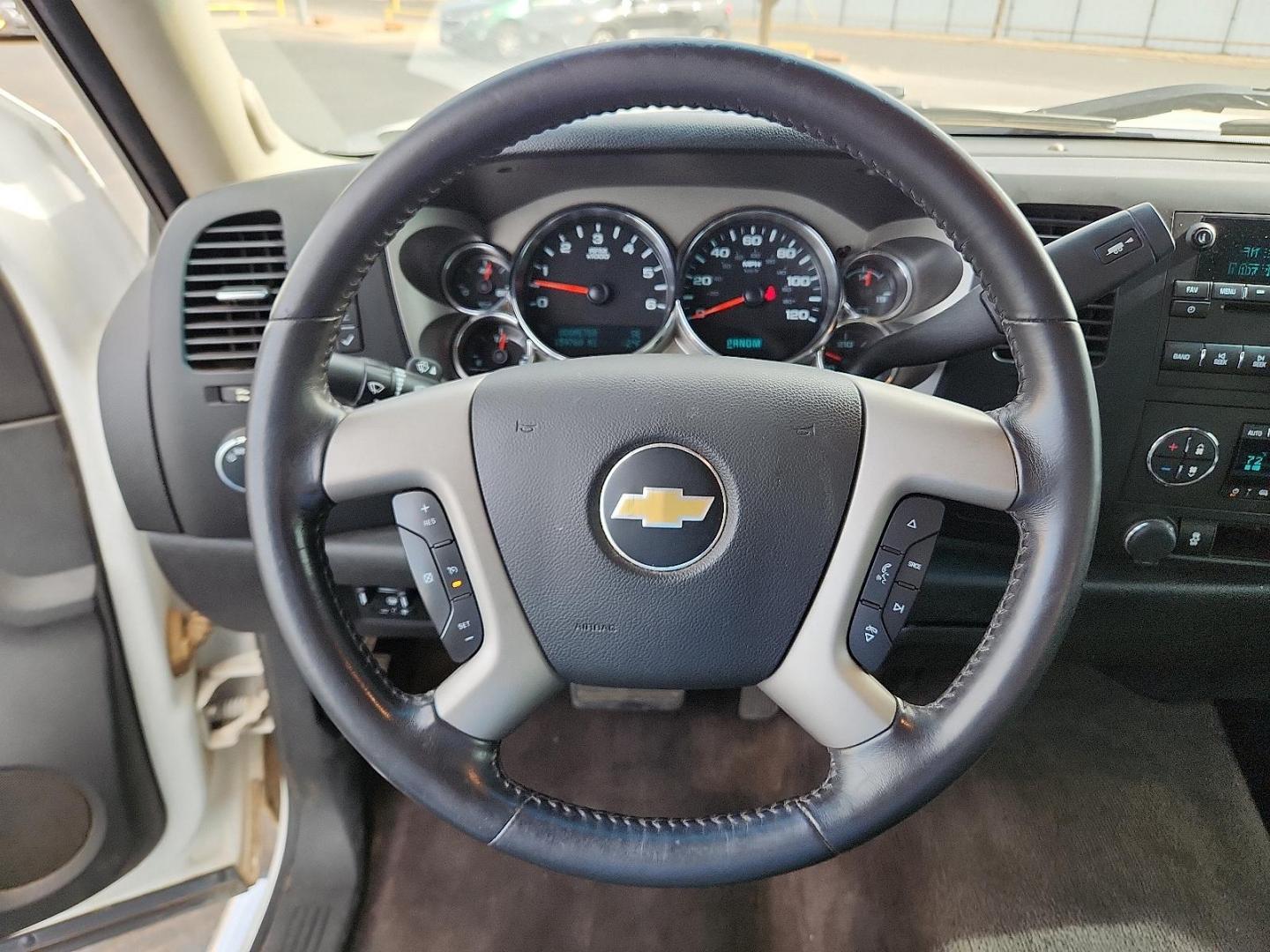2013 WHITE Chevrolet Silverado 1500 LT (1GCRKSE70DZ) with an Vortec 5.3L VVT SFI V8 Flex Fuel Engine engine, located at 4711 Ave Q, Lubbock, TX, 79412, (806) 687-2362, 33.551304, -101.855293 - Photo#17