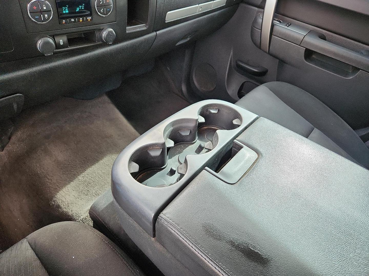 2013 WHITE Chevrolet Silverado 1500 LT (1GCRKSE70DZ) with an Vortec 5.3L VVT SFI V8 Flex Fuel Engine engine, located at 4711 Ave Q, Lubbock, TX, 79412, (806) 687-2362, 33.551304, -101.855293 - Photo#18