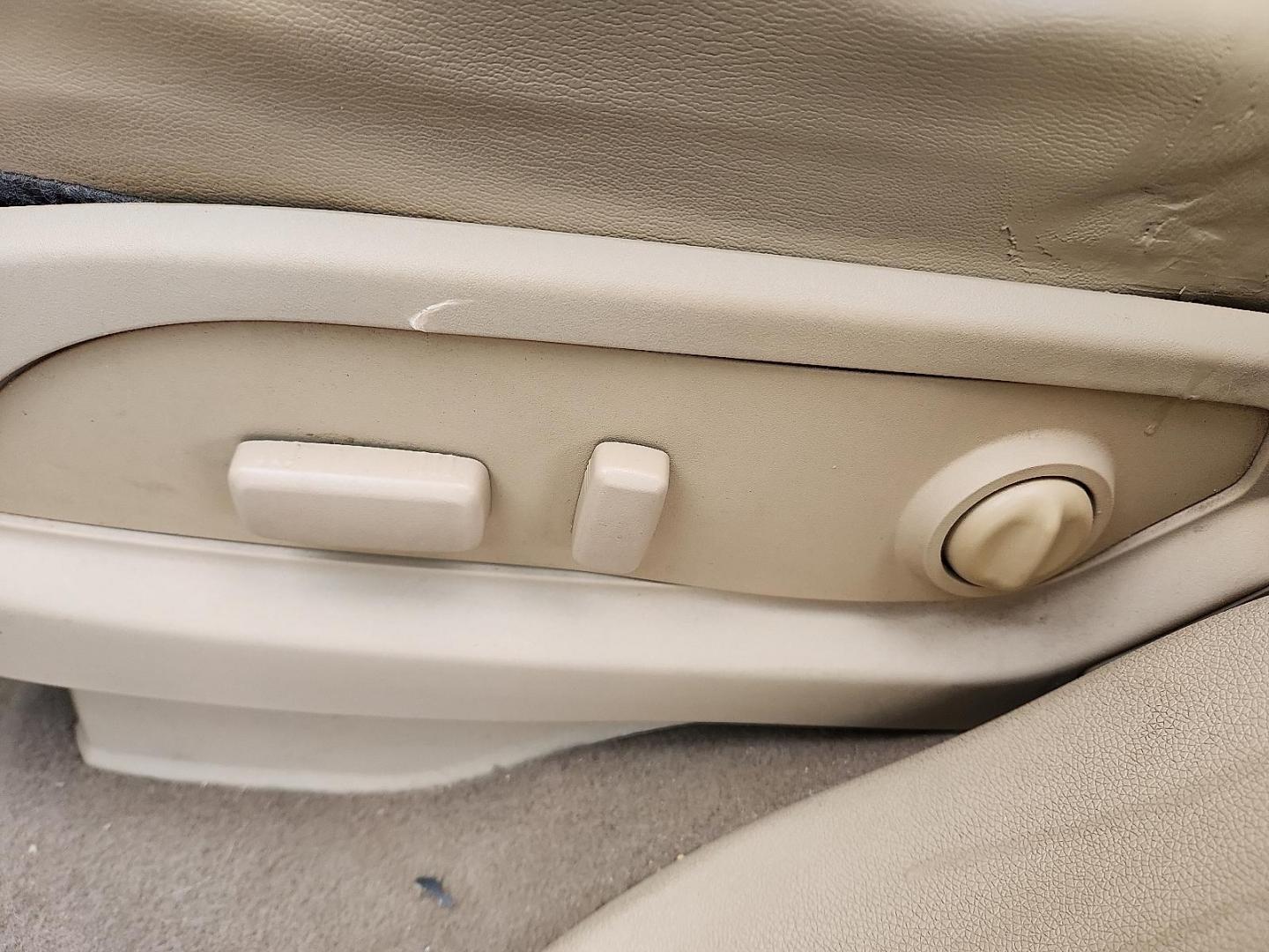 2011 TAN Buick Enclave 1XL (5GAKRBED0BJ) with an 3.6L V-6 gasoline direct injection, DOHC, variable valve control, regular unleaded, engine with 288HP engine, located at 4711 Ave Q, Lubbock, TX, 79412, (806) 687-2362, 33.551304, -101.855293 - Photo#11