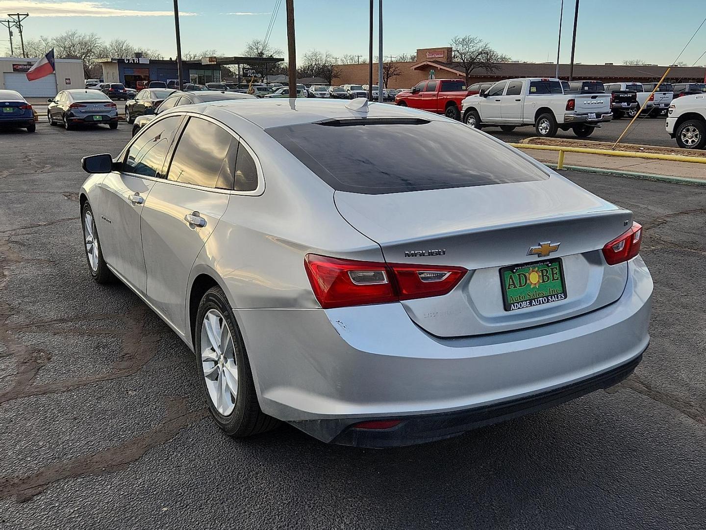 2018 SILVER Chevrolet Malibu LT (1G1ZD5ST7JF) with an ECOTEC 1.5L I-4 gasoline direct injection, DOHC, VVT variable valve control, intercooled turbo, regular unleaded, engine with 160HP engine, located at 4711 Ave Q, Lubbock, TX, 79412, (806) 687-2362, 33.551304, -101.855293 - Photo#2