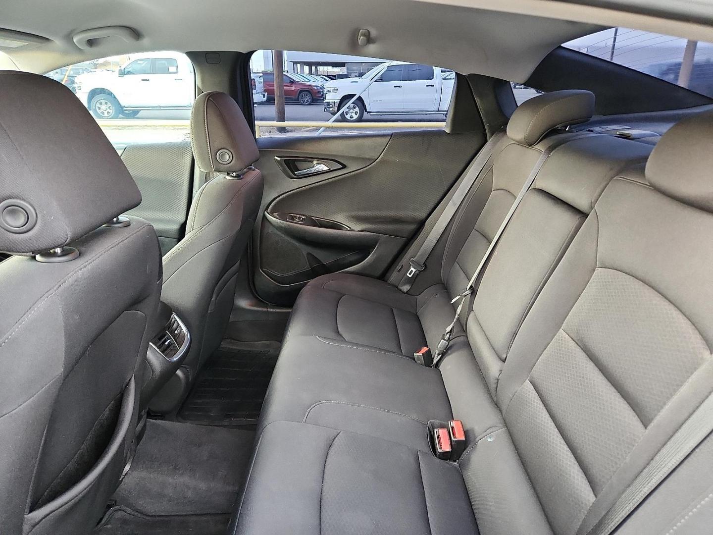 2018 SILVER Chevrolet Malibu LT (1G1ZD5ST7JF) with an ECOTEC 1.5L I-4 gasoline direct injection, DOHC, VVT variable valve control, intercooled turbo, regular unleaded, engine with 160HP engine, located at 4711 Ave Q, Lubbock, TX, 79412, (806) 687-2362, 33.551304, -101.855293 - Photo#8