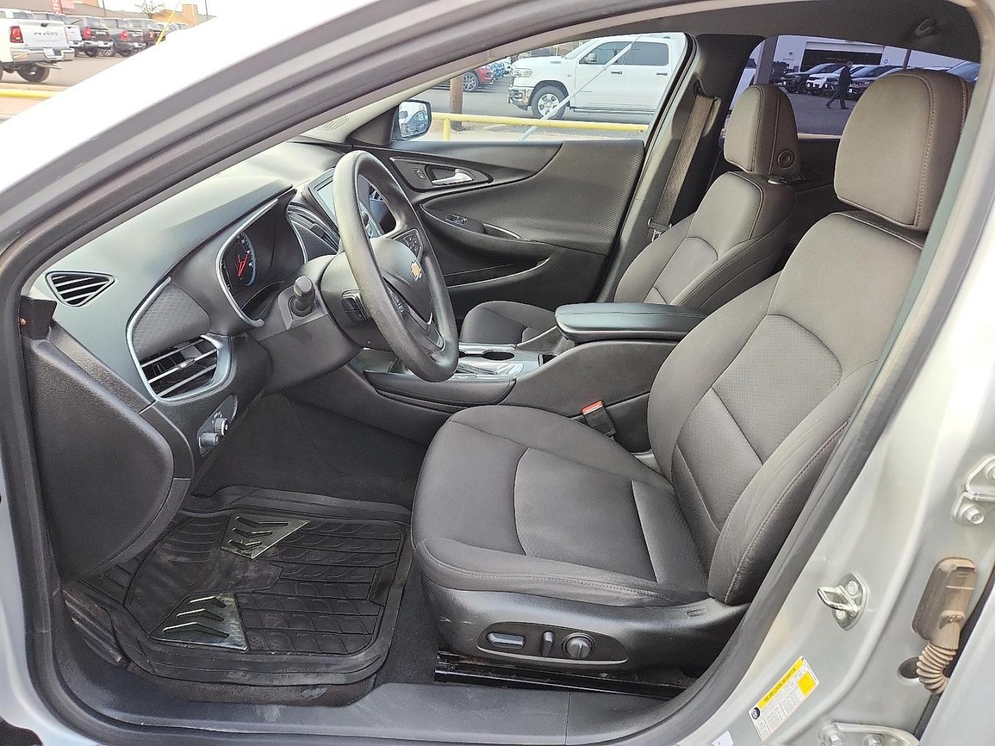2018 SILVER Chevrolet Malibu LT (1G1ZD5ST7JF) with an ECOTEC 1.5L I-4 gasoline direct injection, DOHC, VVT variable valve control, intercooled turbo, regular unleaded, engine with 160HP engine, located at 4711 Ave Q, Lubbock, TX, 79412, (806) 687-2362, 33.551304, -101.855293 - Photo#10