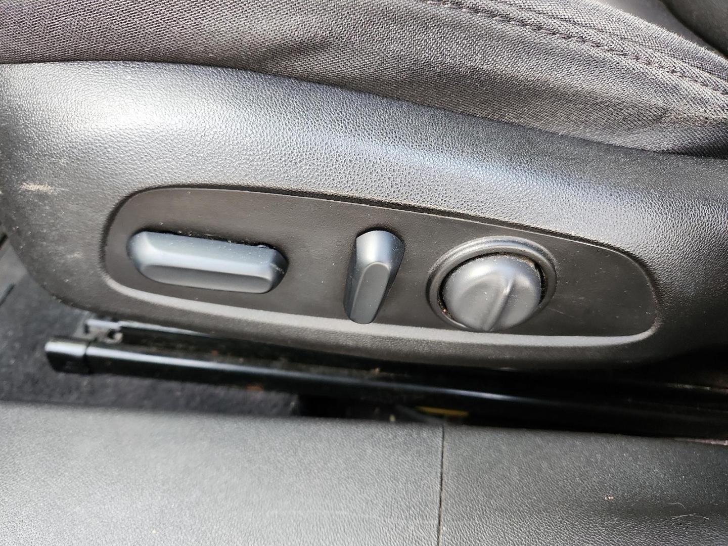 2018 SILVER Chevrolet Malibu LT (1G1ZD5ST7JF) with an ECOTEC 1.5L I-4 gasoline direct injection, DOHC, VVT variable valve control, intercooled turbo, regular unleaded, engine with 160HP engine, located at 4711 Ave Q, Lubbock, TX, 79412, (806) 687-2362, 33.551304, -101.855293 - Photo#11