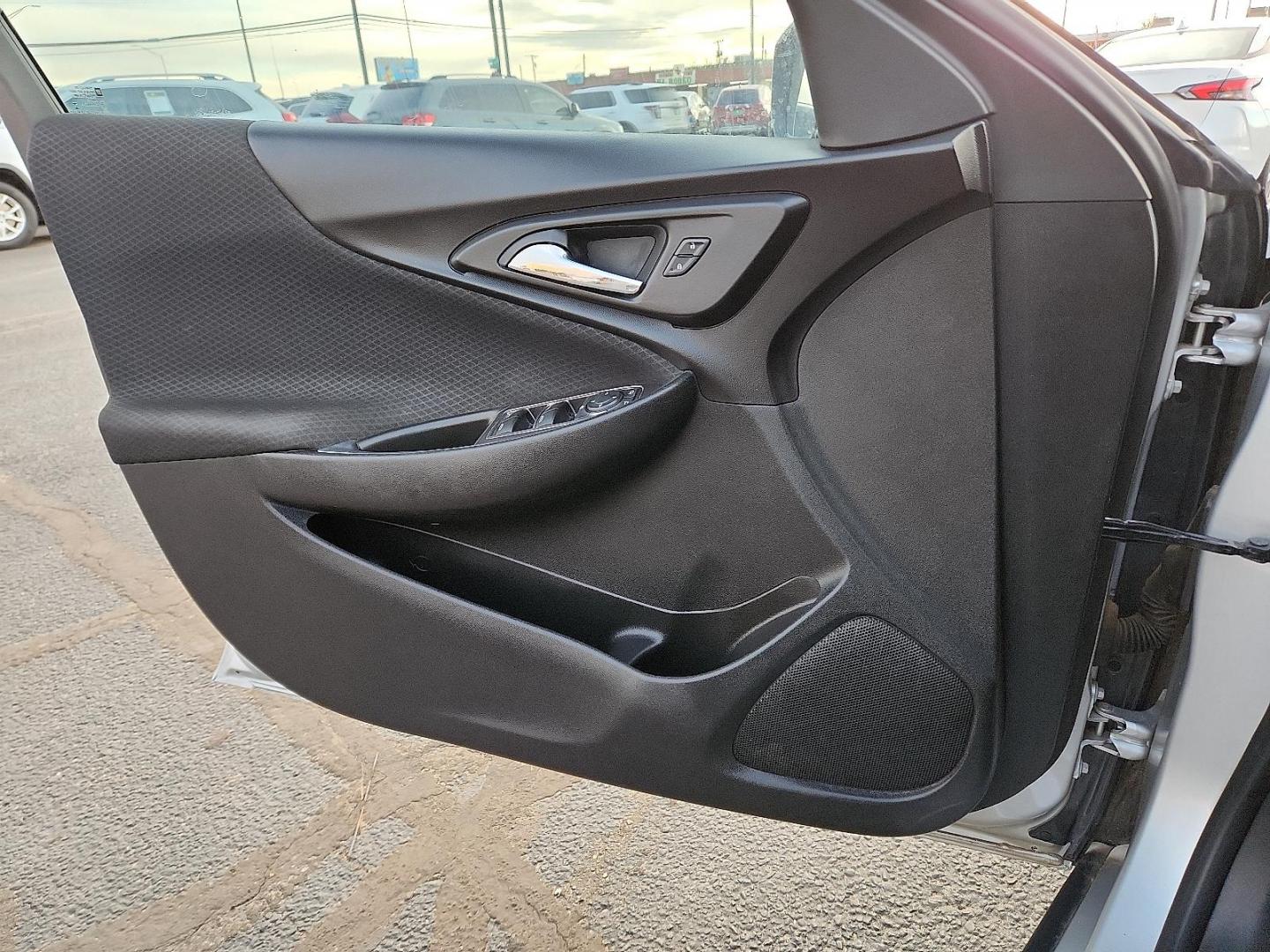 2018 SILVER Chevrolet Malibu LT (1G1ZD5ST7JF) with an ECOTEC 1.5L I-4 gasoline direct injection, DOHC, VVT variable valve control, intercooled turbo, regular unleaded, engine with 160HP engine, located at 4711 Ave Q, Lubbock, TX, 79412, (806) 687-2362, 33.551304, -101.855293 - Photo#12