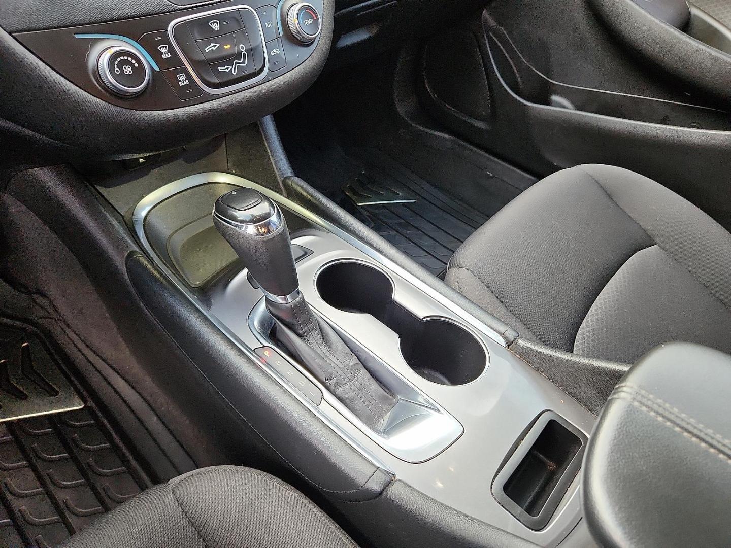 2018 SILVER Chevrolet Malibu LT (1G1ZD5ST7JF) with an ECOTEC 1.5L I-4 gasoline direct injection, DOHC, VVT variable valve control, intercooled turbo, regular unleaded, engine with 160HP engine, located at 4711 Ave Q, Lubbock, TX, 79412, (806) 687-2362, 33.551304, -101.855293 - Photo#17