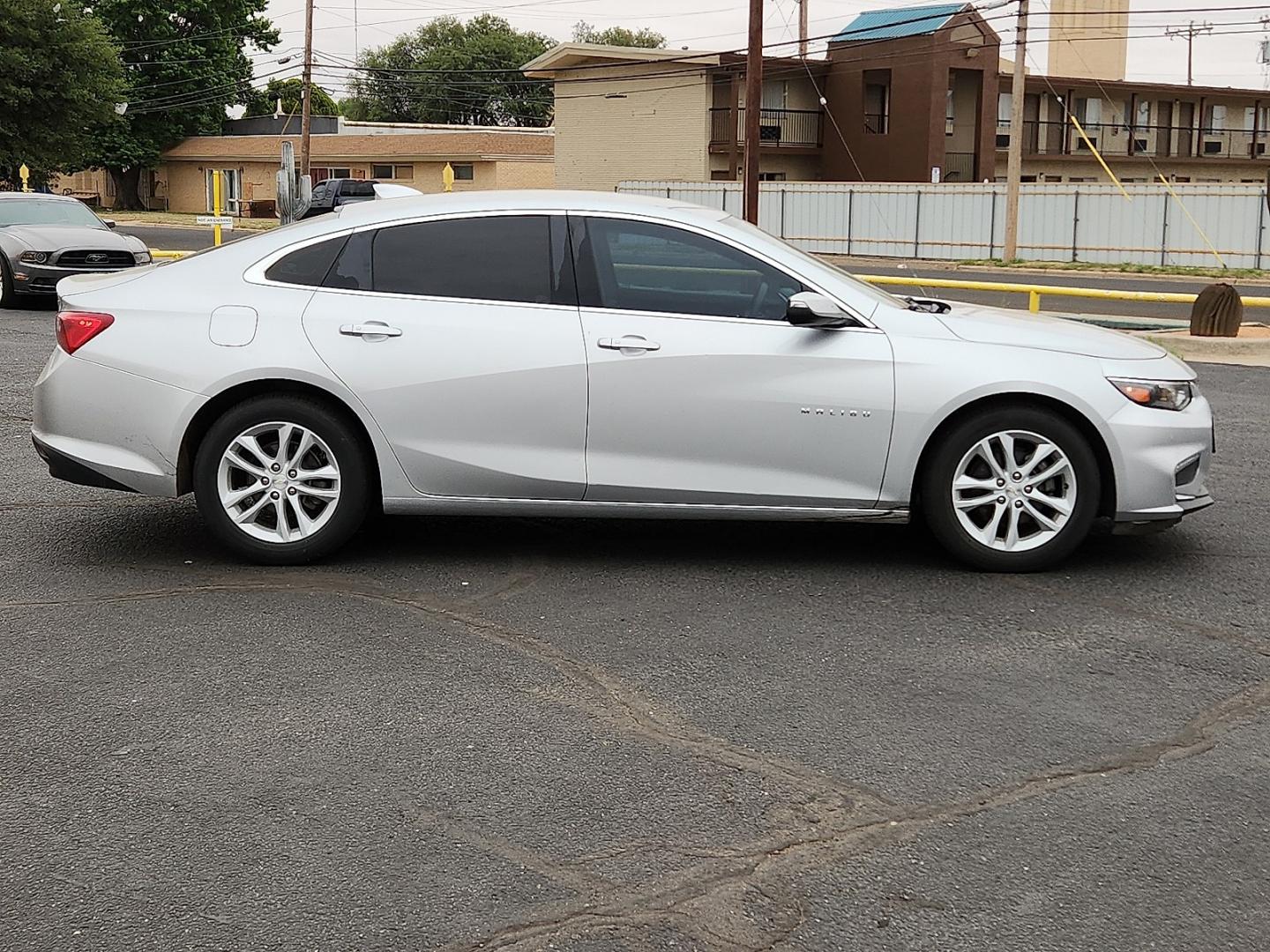 2018 SILVER /Jet Black - H1T Chevrolet Malibu LT (1G1ZD5ST7JF) with an ECOTEC 1.5L I-4 gasoline direct injection, DOHC, VVT variable valve control, intercooled turbo, regular unleaded, engine with 160HP engine, located at 4711 Ave Q, Lubbock, TX, 79412, (806) 687-2362, 33.551304, -101.855293 - Photo#4