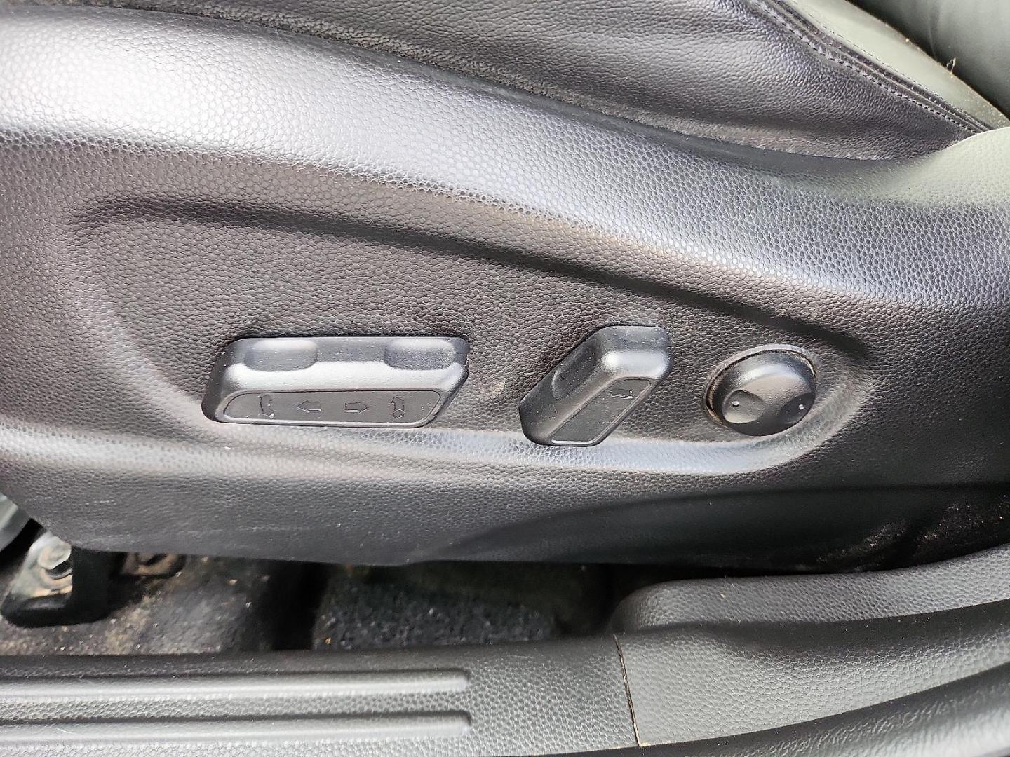 2014 SILVER Kia Soul ! (KNDJX3A51E7) with an 2L I-4 gasoline direct injection, DOHC, variable valve control, regular unleaded, engine with 164HP engine, located at 4711 Ave Q, Lubbock, TX, 79412, (806) 687-2362, 33.551304, -101.855293 - Photo#11