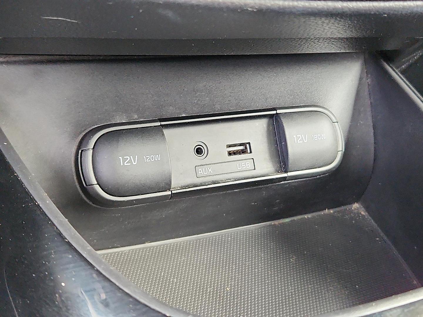 2014 SILVER Kia Soul ! (KNDJX3A51E7) with an 2L I-4 gasoline direct injection, DOHC, variable valve control, regular unleaded, engine with 164HP engine, located at 4711 Ave Q, Lubbock, TX, 79412, (806) 687-2362, 33.551304, -101.855293 - Photo#18