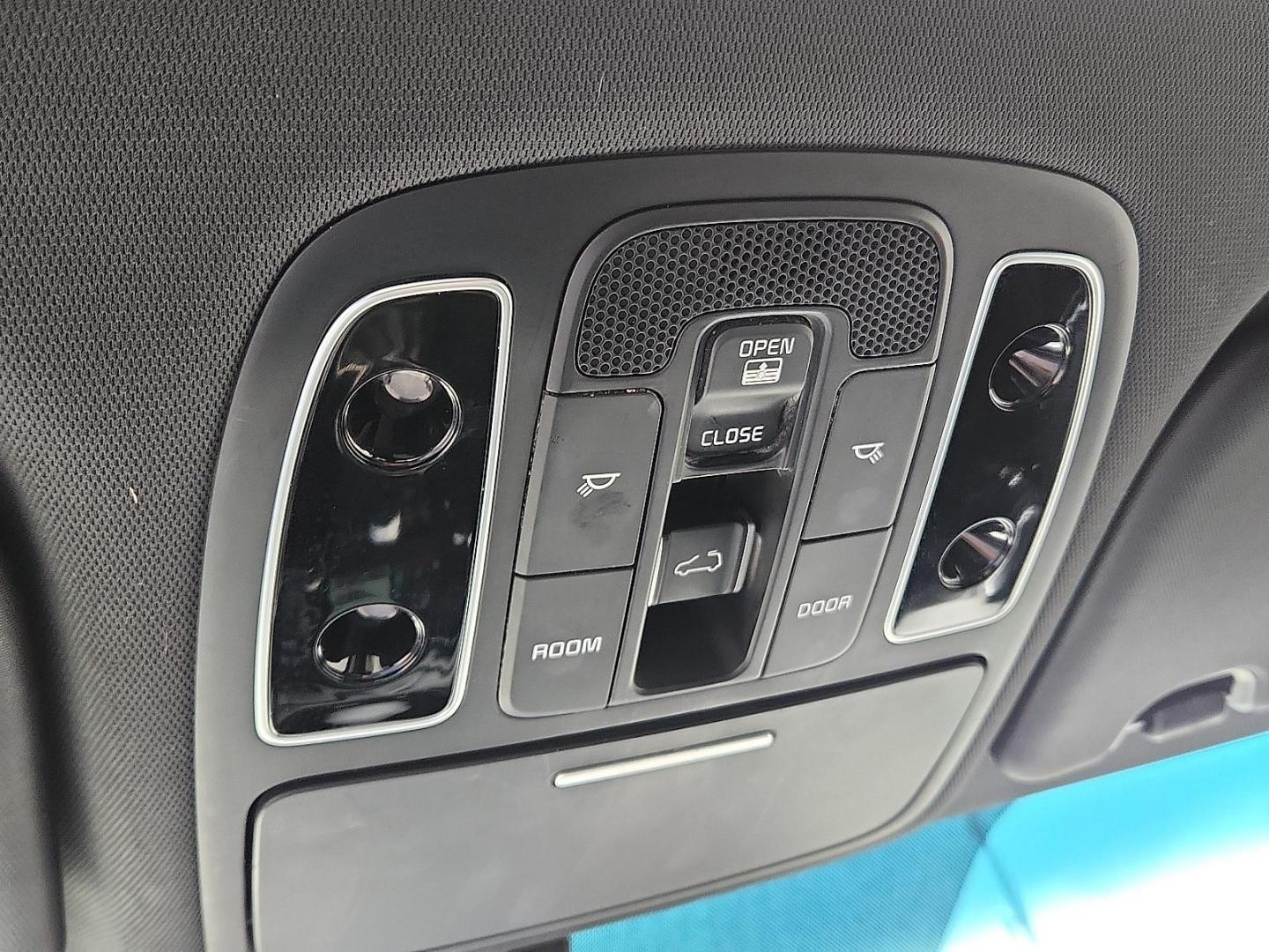 2014 SILVER Kia Soul ! (KNDJX3A51E7) with an 2L I-4 gasoline direct injection, DOHC, variable valve control, regular unleaded, engine with 164HP engine, located at 4711 Ave Q, Lubbock, TX, 79412, (806) 687-2362, 33.551304, -101.855293 - Photo#19