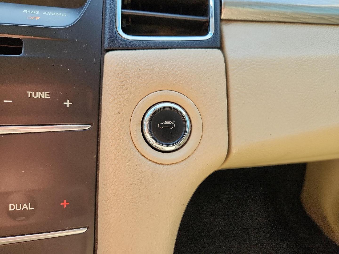 2013 BLACK /Charcoal Black - MW Ford Taurus SEL (1FAHP2E86DG) with an 3.5L Ti-VCT V6 Flex Fuel Engine engine, located at 4711 Ave Q, Lubbock, TX, 79412, (806) 687-2362, 33.551304, -101.855293 - Photo#22