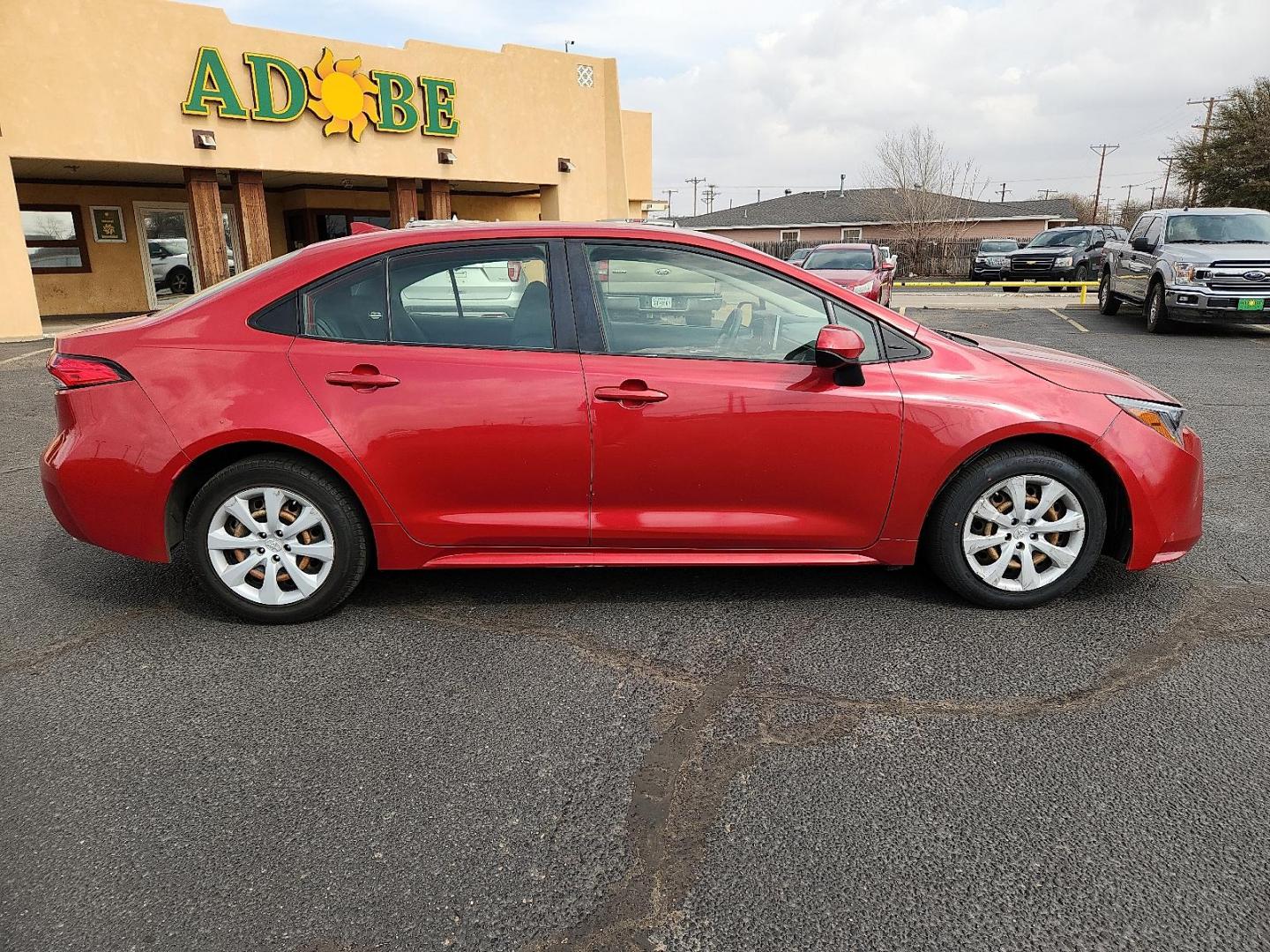 2021 RED /Grey Toyota Corolla LE (JTDEPMAE8MJ) with an 1.8L I-4 DOHC, VVT-i variable valve control, regular unleaded, engine with 139HP engine, located at 4711 Ave Q, Lubbock, TX, 79412, (806) 687-2362, 33.551304, -101.855293 - Photo#5