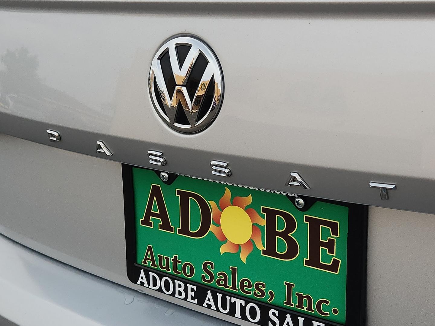 2020 GRAY /Titan Black - HL Volkswagen Passat 2.0T SE (1VWSA7A31LC) with an 2L I-4 gasoline direct injection, DOHC, variable valve control, intercooled turbo, regular unleaded, engine with 174HP engine, located at 4711 Ave Q, Lubbock, TX, 79412, (806) 687-2362, 33.551304, -101.855293 - Photo#9