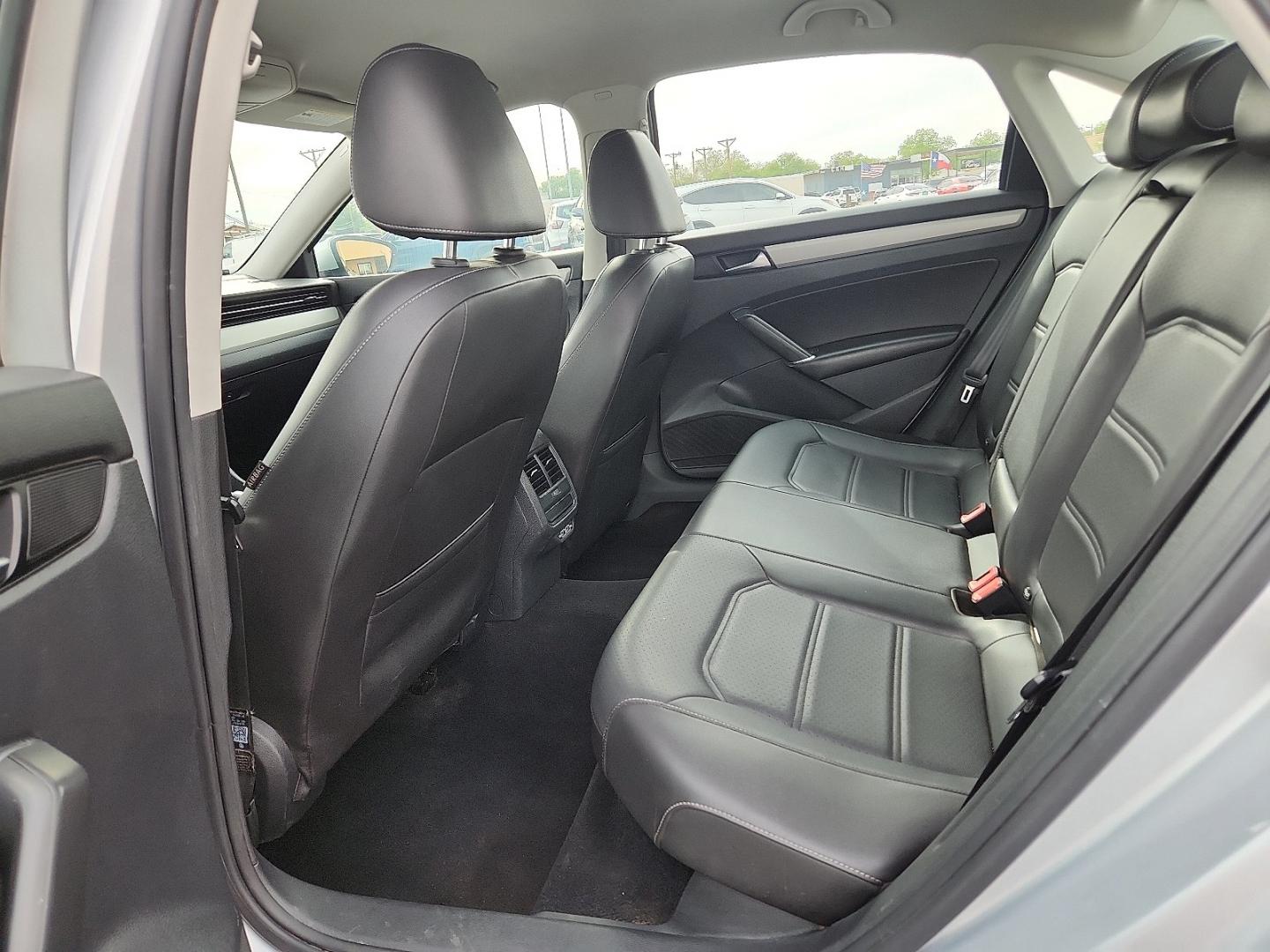 2020 GRAY /Titan Black - HL Volkswagen Passat 2.0T SE (1VWSA7A31LC) with an 2L I-4 gasoline direct injection, DOHC, variable valve control, intercooled turbo, regular unleaded, engine with 174HP engine, located at 4711 Ave Q, Lubbock, TX, 79412, (806) 687-2362, 33.551304, -101.855293 - Photo#10