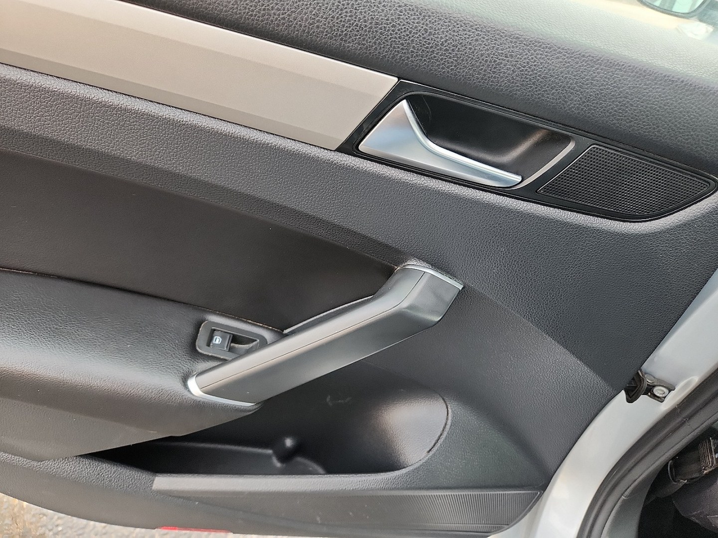 2020 GRAY /Titan Black - HL Volkswagen Passat 2.0T SE (1VWSA7A31LC) with an 2L I-4 gasoline direct injection, DOHC, variable valve control, intercooled turbo, regular unleaded, engine with 174HP engine, located at 4711 Ave Q, Lubbock, TX, 79412, (806) 687-2362, 33.551304, -101.855293 - Photo#15