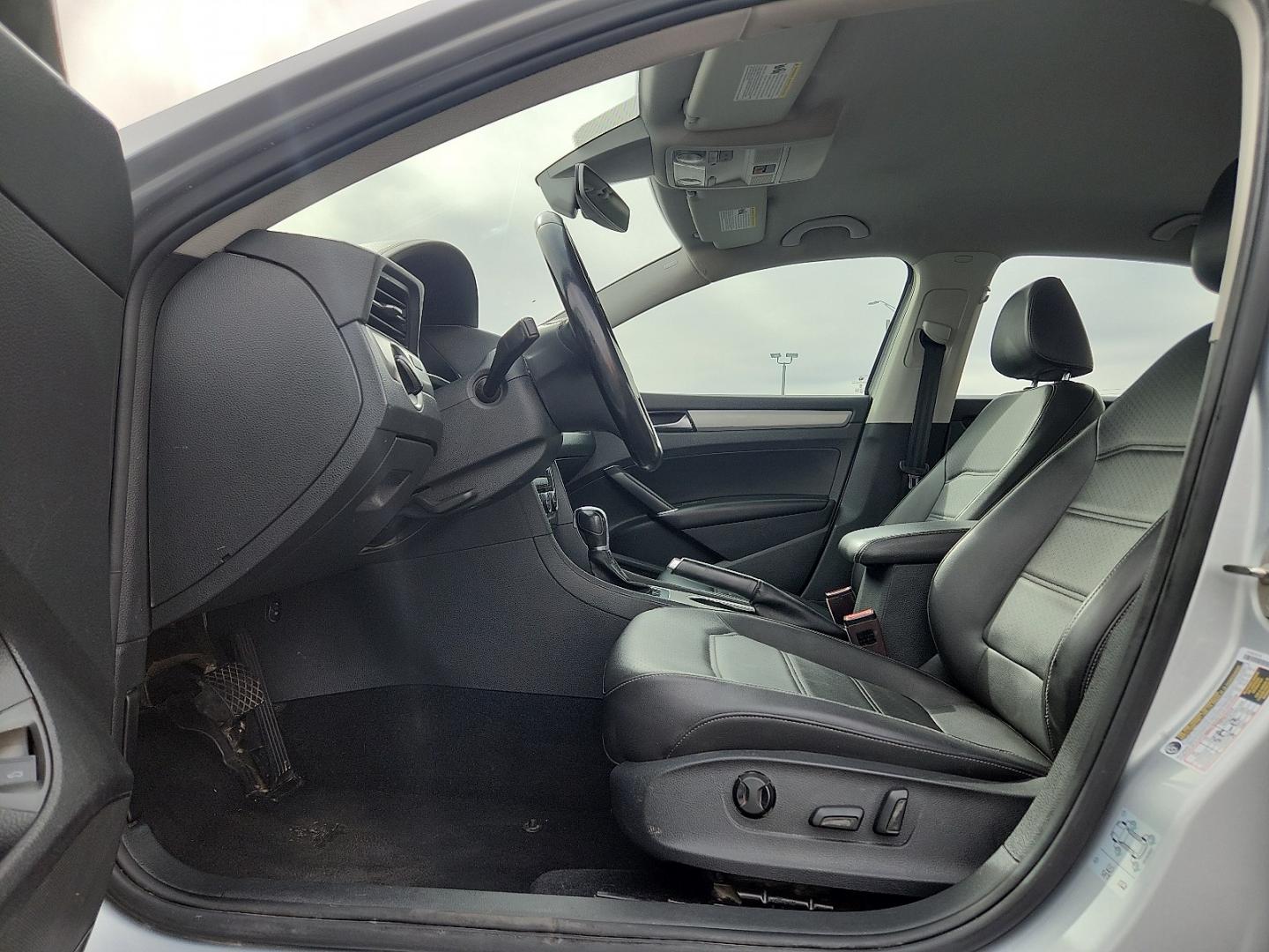 2020 GRAY /Titan Black - HL Volkswagen Passat 2.0T SE (1VWSA7A31LC) with an 2L I-4 gasoline direct injection, DOHC, variable valve control, intercooled turbo, regular unleaded, engine with 174HP engine, located at 4711 Ave Q, Lubbock, TX, 79412, (806) 687-2362, 33.551304, -101.855293 - Photo#16