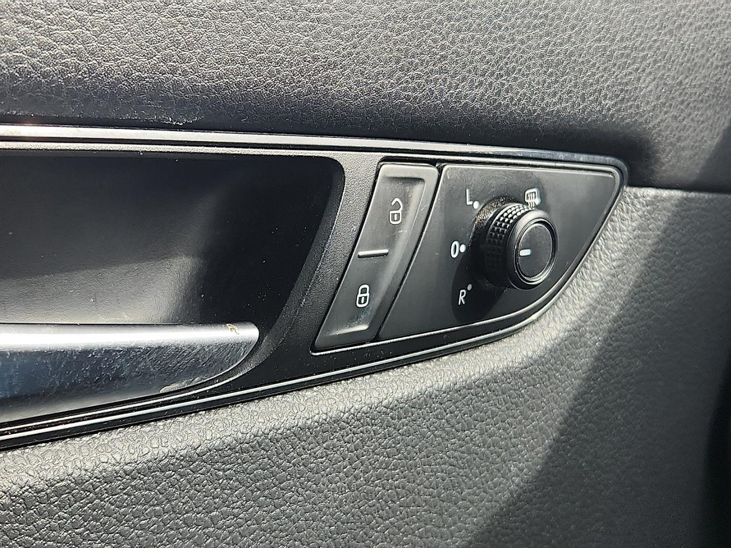 2020 GRAY /Titan Black - HL Volkswagen Passat 2.0T SE (1VWSA7A31LC) with an 2L I-4 gasoline direct injection, DOHC, variable valve control, intercooled turbo, regular unleaded, engine with 174HP engine, located at 4711 Ave Q, Lubbock, TX, 79412, (806) 687-2362, 33.551304, -101.855293 - Photo#22