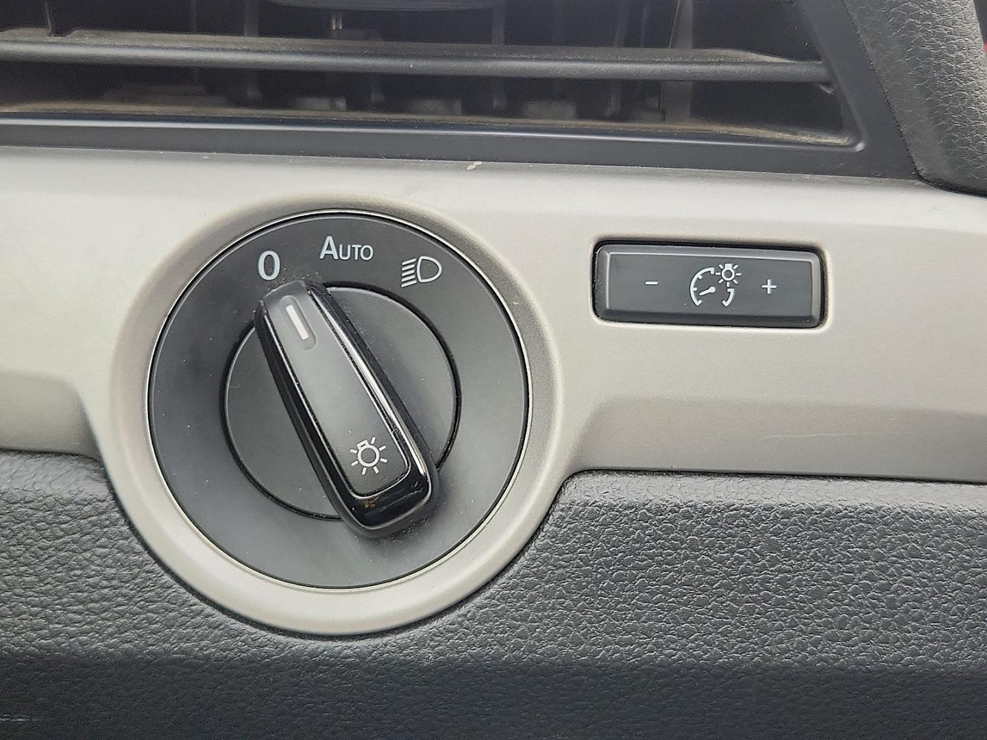 2020 GRAY /Titan Black - HL Volkswagen Passat 2.0T SE (1VWSA7A31LC) with an 2L I-4 gasoline direct injection, DOHC, variable valve control, intercooled turbo, regular unleaded, engine with 174HP engine, located at 4711 Ave Q, Lubbock, TX, 79412, (806) 687-2362, 33.551304, -101.855293 - Photo#23