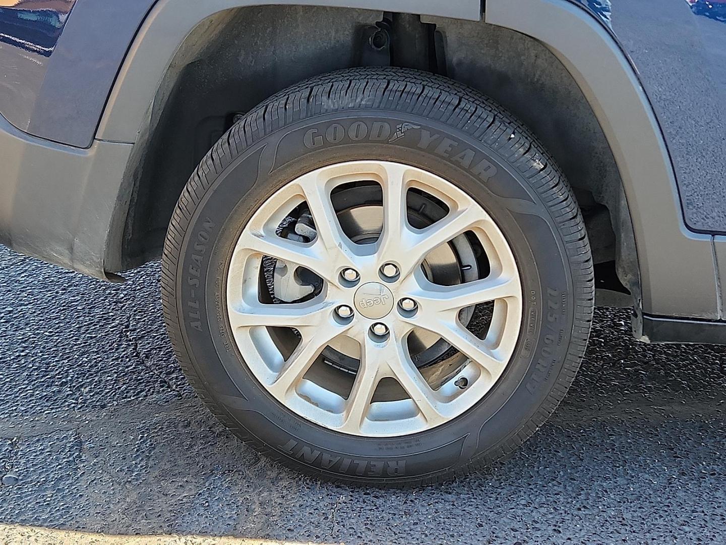 2018 BLUE /Black - X9 Jeep Cherokee Latitude FWD (1C4PJLCB1JD) with an Tigershark MultiAir 2.4L I-4 variable valve control, regular unleaded, engine with 184HP engine, located at 4711 Ave Q, Lubbock, TX, 79412, (806) 687-2362, 33.551304, -101.855293 - Photo#6