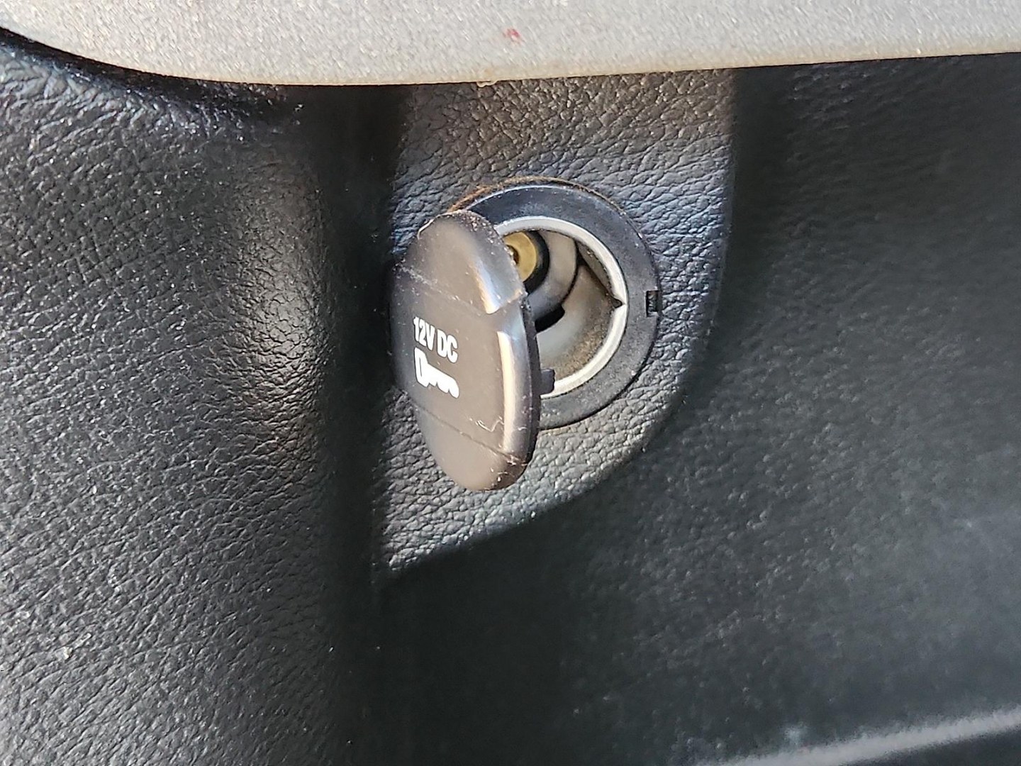 2018 BLUE /Black - X9 Jeep Cherokee Latitude FWD (1C4PJLCB1JD) with an Tigershark MultiAir 2.4L I-4 variable valve control, regular unleaded, engine with 184HP engine, located at 4711 Ave Q, Lubbock, TX, 79412, (806) 687-2362, 33.551304, -101.855293 - Photo#8