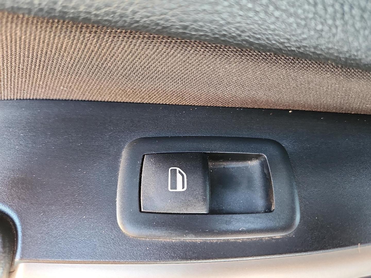 2018 BLUE /Black - X9 Jeep Cherokee Latitude FWD (1C4PJLCB1JD) with an Tigershark MultiAir 2.4L I-4 variable valve control, regular unleaded, engine with 184HP engine, located at 4711 Ave Q, Lubbock, TX, 79412, (806) 687-2362, 33.551304, -101.855293 - Photo#18