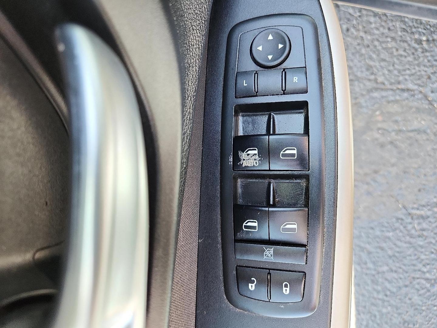 2018 BLUE /Black - X9 Jeep Cherokee Latitude FWD (1C4PJLCB1JD) with an Tigershark MultiAir 2.4L I-4 variable valve control, regular unleaded, engine with 184HP engine, located at 4711 Ave Q, Lubbock, TX, 79412, (806) 687-2362, 33.551304, -101.855293 - Photo#21