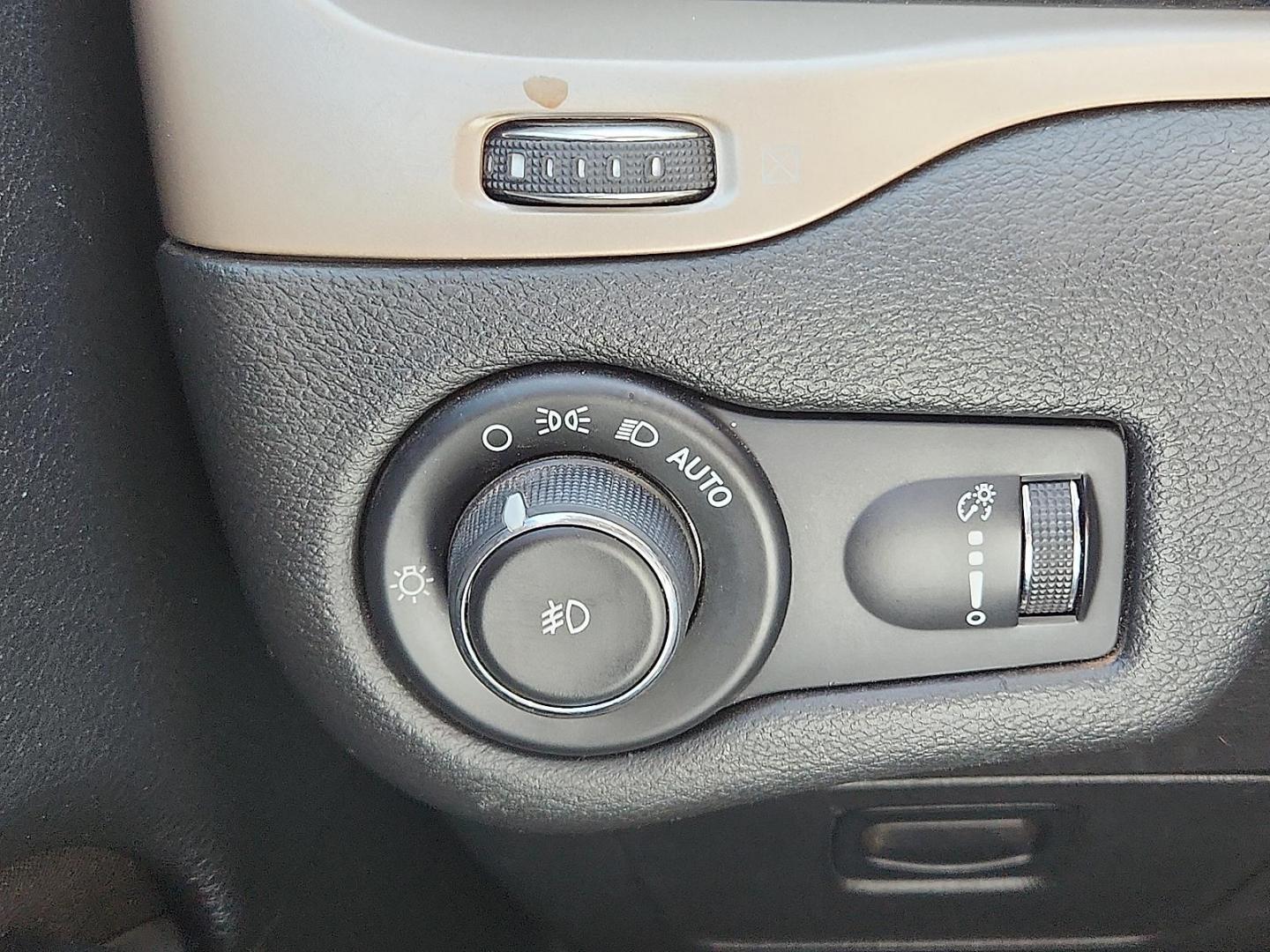 2018 BLUE /Black - X9 Jeep Cherokee Latitude FWD (1C4PJLCB1JD) with an Tigershark MultiAir 2.4L I-4 variable valve control, regular unleaded, engine with 184HP engine, located at 4711 Ave Q, Lubbock, TX, 79412, (806) 687-2362, 33.551304, -101.855293 - Photo#25