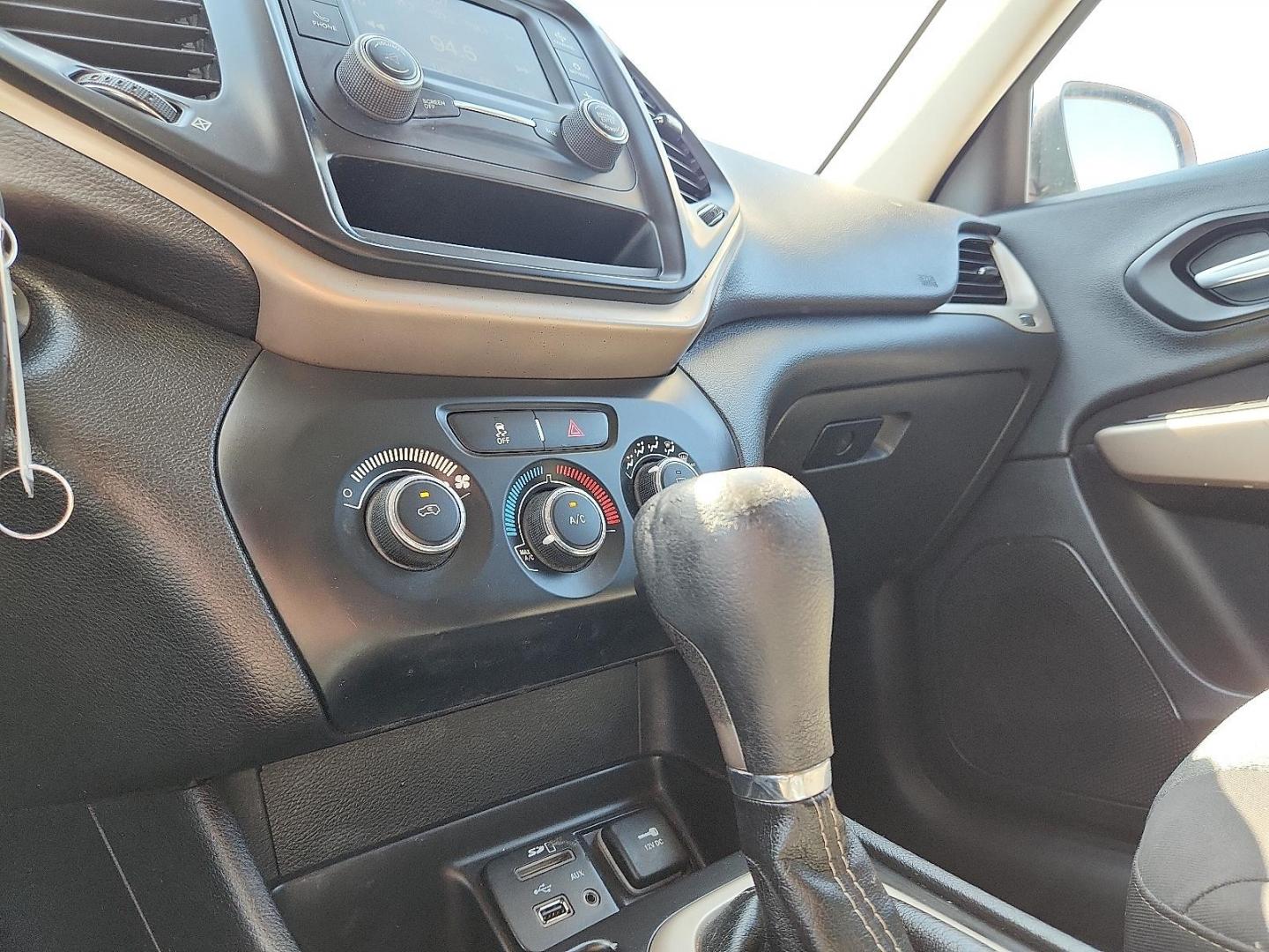 2018 BLUE /Black - X9 Jeep Cherokee Latitude FWD (1C4PJLCB1JD) with an Tigershark MultiAir 2.4L I-4 variable valve control, regular unleaded, engine with 184HP engine, located at 4711 Ave Q, Lubbock, TX, 79412, (806) 687-2362, 33.551304, -101.855293 - Photo#29