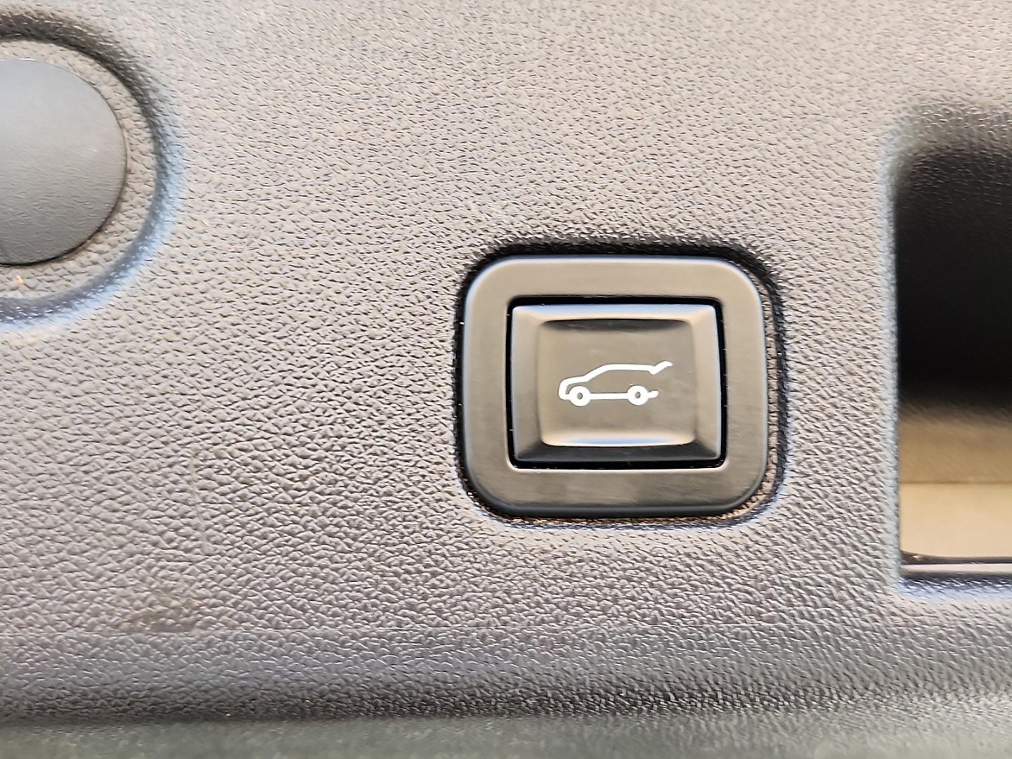 2018 BLUE /Jet Black - H1T Chevrolet Equinox LT (3GNAXJEV9JL) with an 1.5L I-4 gasoline direct injection, DOHC, VVT variable valve control, intercooled turbo, regular unleaded, engine with 170HP engine, located at 4711 Ave Q, Lubbock, TX, 79412, (806) 687-2362, 33.551304, -101.855293 - Photo#11