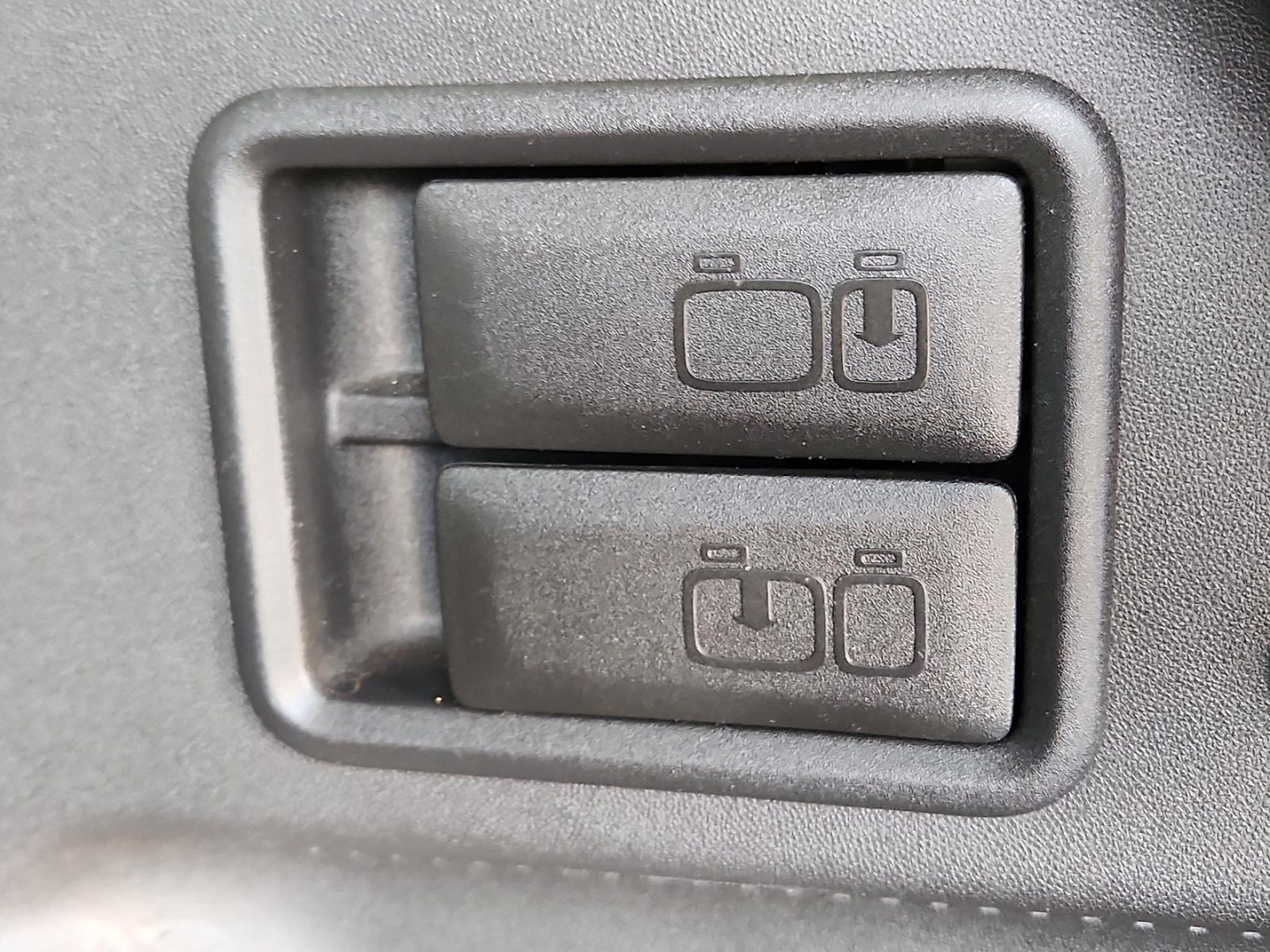 2018 BLUE /Jet Black - H1T Chevrolet Equinox LT (3GNAXJEV9JL) with an 1.5L I-4 gasoline direct injection, DOHC, VVT variable valve control, intercooled turbo, regular unleaded, engine with 170HP engine, located at 4711 Ave Q, Lubbock, TX, 79412, (806) 687-2362, 33.551304, -101.855293 - Photo#12