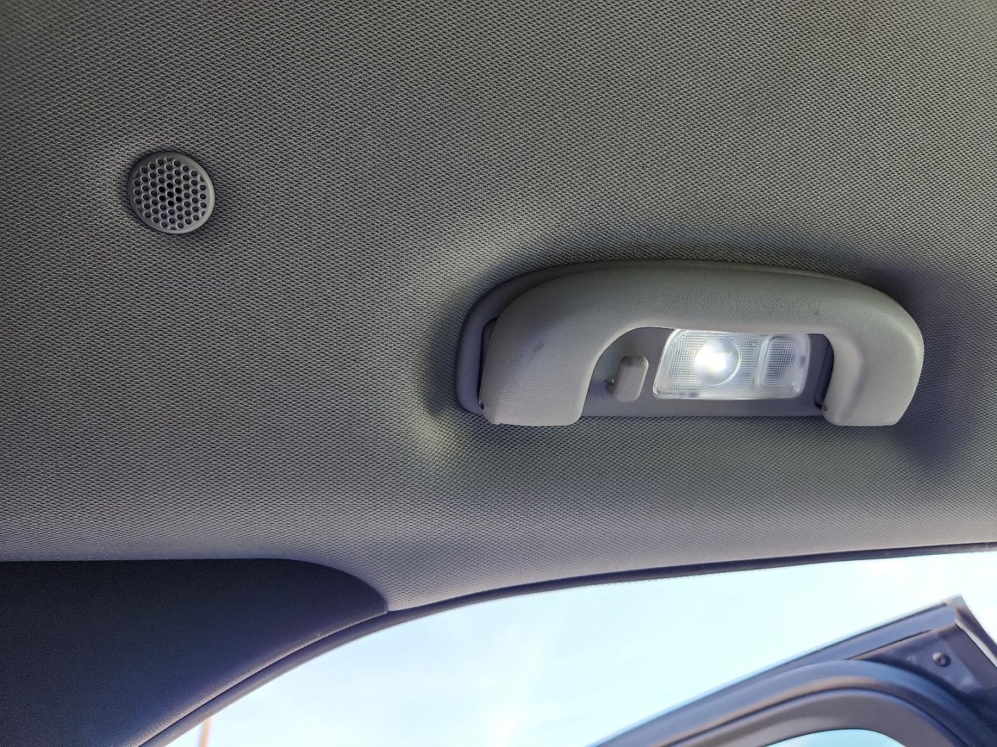 2018 BLUE /Jet Black - H1T Chevrolet Equinox LT (3GNAXJEV9JL) with an 1.5L I-4 gasoline direct injection, DOHC, VVT variable valve control, intercooled turbo, regular unleaded, engine with 170HP engine, located at 4711 Ave Q, Lubbock, TX, 79412, (806) 687-2362, 33.551304, -101.855293 - Photo#15