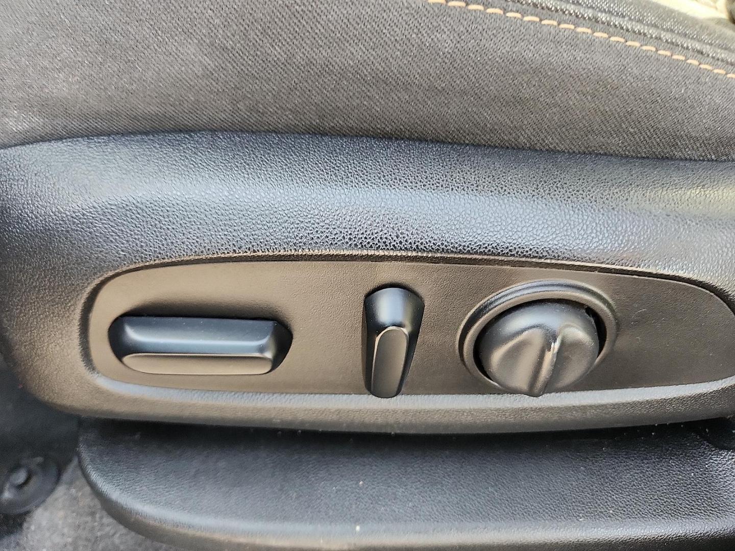 2018 BLUE /Jet Black - H1T Chevrolet Equinox LT (3GNAXJEV9JL) with an 1.5L I-4 gasoline direct injection, DOHC, VVT variable valve control, intercooled turbo, regular unleaded, engine with 170HP engine, located at 4711 Ave Q, Lubbock, TX, 79412, (806) 687-2362, 33.551304, -101.855293 - Photo#18