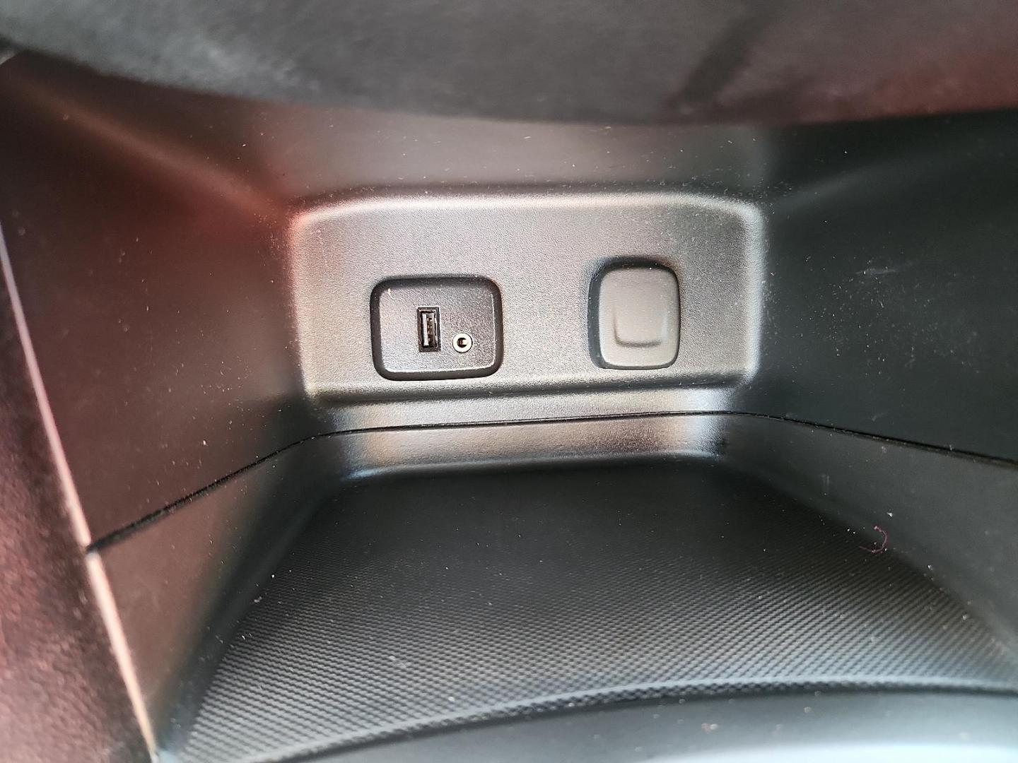 2018 BLUE /Jet Black - H1T Chevrolet Equinox LT (3GNAXJEV9JL) with an 1.5L I-4 gasoline direct injection, DOHC, VVT variable valve control, intercooled turbo, regular unleaded, engine with 170HP engine, located at 4711 Ave Q, Lubbock, TX, 79412, (806) 687-2362, 33.551304, -101.855293 - Photo#21