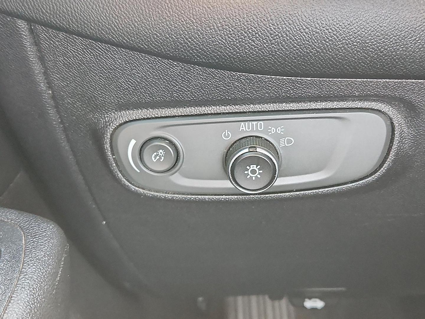 2018 BLUE /Jet Black - H1T Chevrolet Equinox LT (3GNAXJEV9JL) with an 1.5L I-4 gasoline direct injection, DOHC, VVT variable valve control, intercooled turbo, regular unleaded, engine with 170HP engine, located at 4711 Ave Q, Lubbock, TX, 79412, (806) 687-2362, 33.551304, -101.855293 - Photo#22