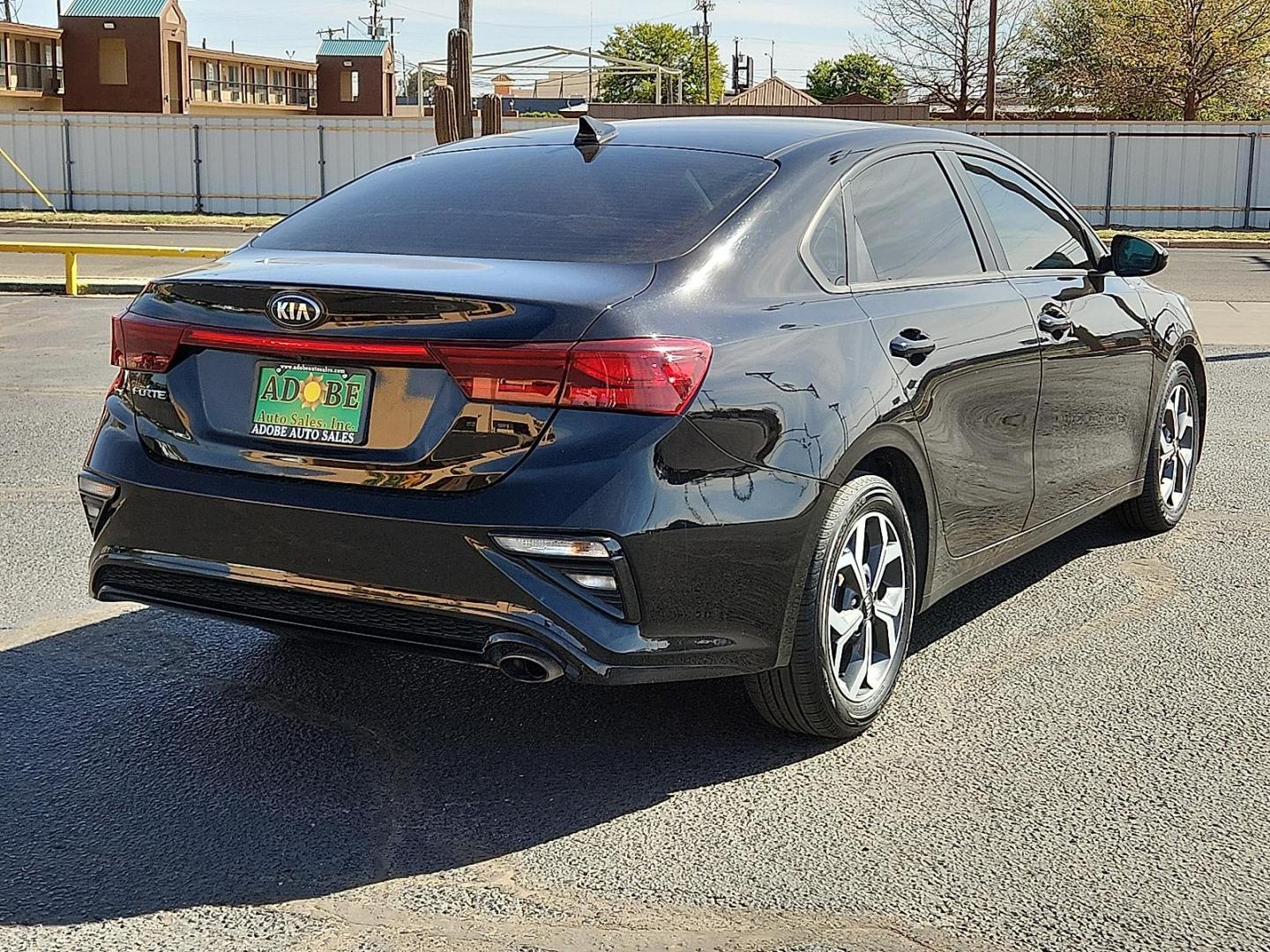 2021 BLACK /Black - WK Kia Forte LXS (3KPF24AD2ME) with an 2L I-4 DOHC, D-CVVT variable valve control, regular unleaded, engine with 147HP engine, located at 4711 Ave Q, Lubbock, TX, 79412, (806) 687-2362, 33.551304, -101.855293 - Photo#3