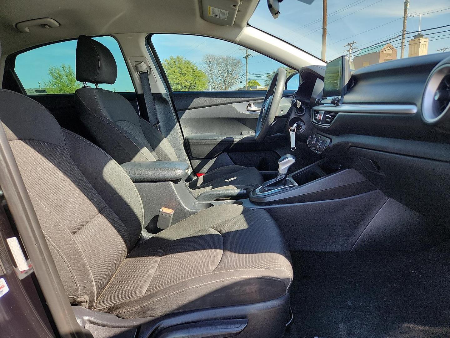 2021 BLACK /Black - WK Kia Forte LXS (3KPF24AD2ME) with an 2L I-4 DOHC, D-CVVT variable valve control, regular unleaded, engine with 147HP engine, located at 4711 Ave Q, Lubbock, TX, 79412, (806) 687-2362, 33.551304, -101.855293 - Photo#9