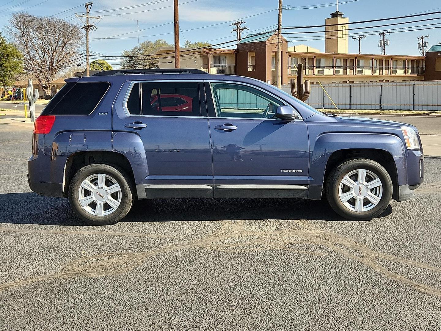 2014 BLUE /Light Titanium - AFF GMC Terrain SLT-1 (2GKALSEK0E6) with an 2.4L DOHC 4-Cylinder SIDI Engine with VVT engine, located at 4711 Ave Q, Lubbock, TX, 79412, (806) 687-2362, 33.551304, -101.855293 - Photo#4