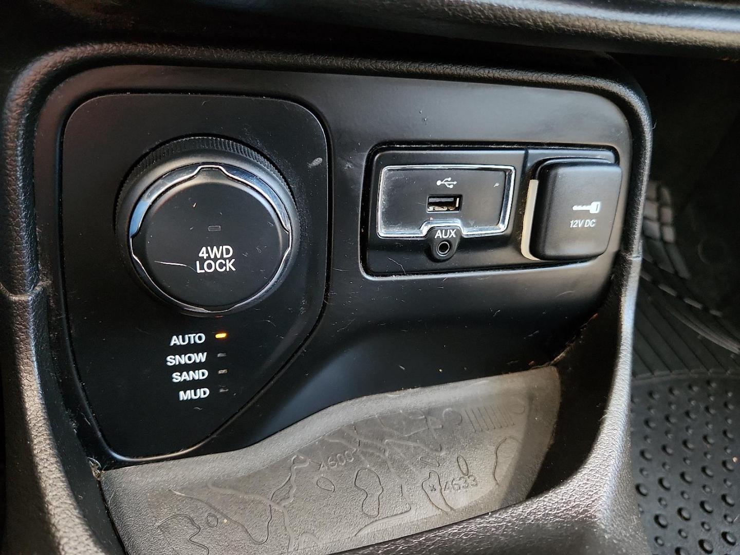 2017 WHITE /Black - X9 Jeep Renegade Altitude 4x4 (ZACCJBBB7HP) with an Tigershark MultiAir 2.4L I-4 variable valve control, regular unleaded, engine with 180HP engine, located at 4711 Ave Q, Lubbock, TX, 79412, (806) 687-2362, 33.551304, -101.855293 - Photo#23