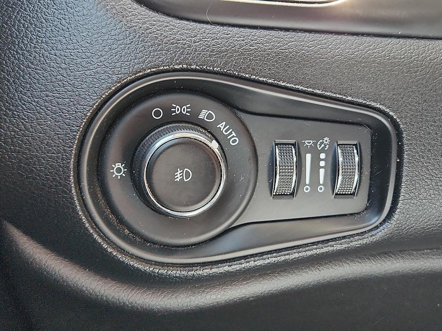 2017 WHITE /Black - X9 Jeep Renegade Altitude 4x4 (ZACCJBBB7HP) with an Tigershark MultiAir 2.4L I-4 variable valve control, regular unleaded, engine with 180HP engine, located at 4711 Ave Q, Lubbock, TX, 79412, (806) 687-2362, 33.551304, -101.855293 - Photo#24