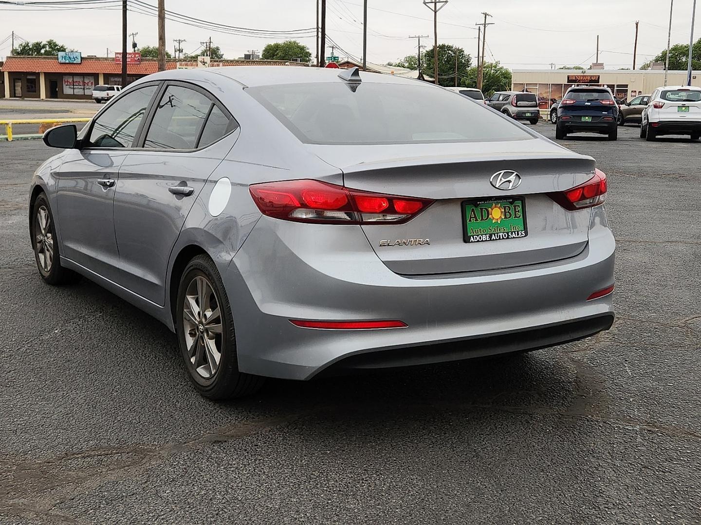 2017 SILVER /Beige - XA Hyundai Elantra SE (5NPD84LF9HH) with an Nu 2L I-4 DOHC, D-CVVT variable valve control, regular unleaded, engine with 147HP engine, located at 4711 Ave Q, Lubbock, TX, 79412, (806) 687-2362, 33.551304, -101.855293 - Photo#2
