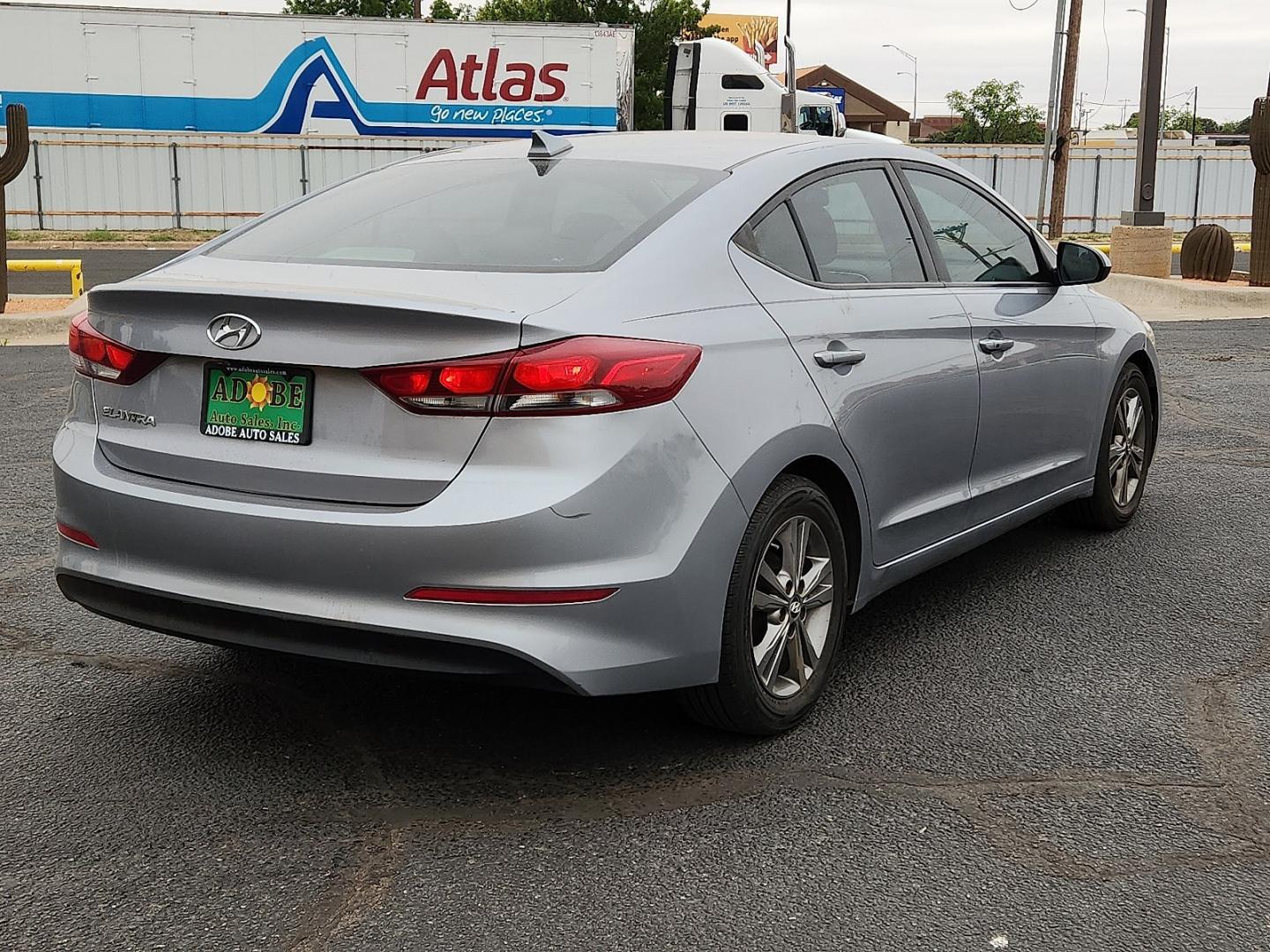 2017 SILVER /Beige - XA Hyundai Elantra SE (5NPD84LF9HH) with an Nu 2L I-4 DOHC, D-CVVT variable valve control, regular unleaded, engine with 147HP engine, located at 4711 Ave Q, Lubbock, TX, 79412, (806) 687-2362, 33.551304, -101.855293 - Photo#3