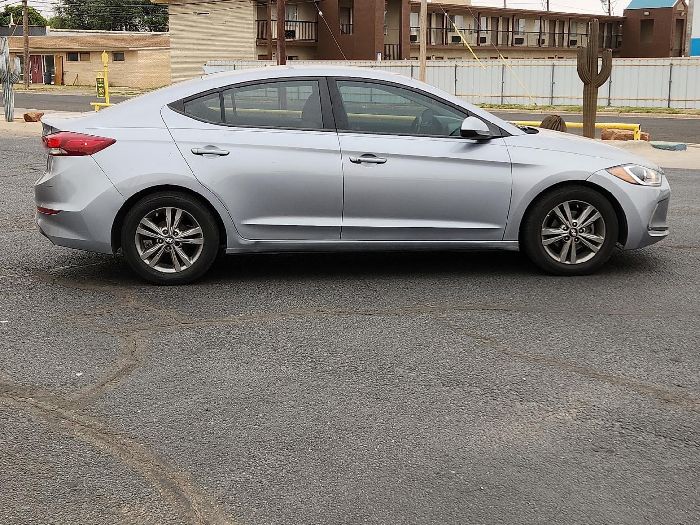 2017 SILVER /Beige - XA Hyundai Elantra SE (5NPD84LF9HH) with an Nu 2L I-4 DOHC, D-CVVT variable valve control, regular unleaded, engine with 147HP engine, located at 4711 Ave Q, Lubbock, TX, 79412, (806) 687-2362, 33.551304, -101.855293 - Photo#4