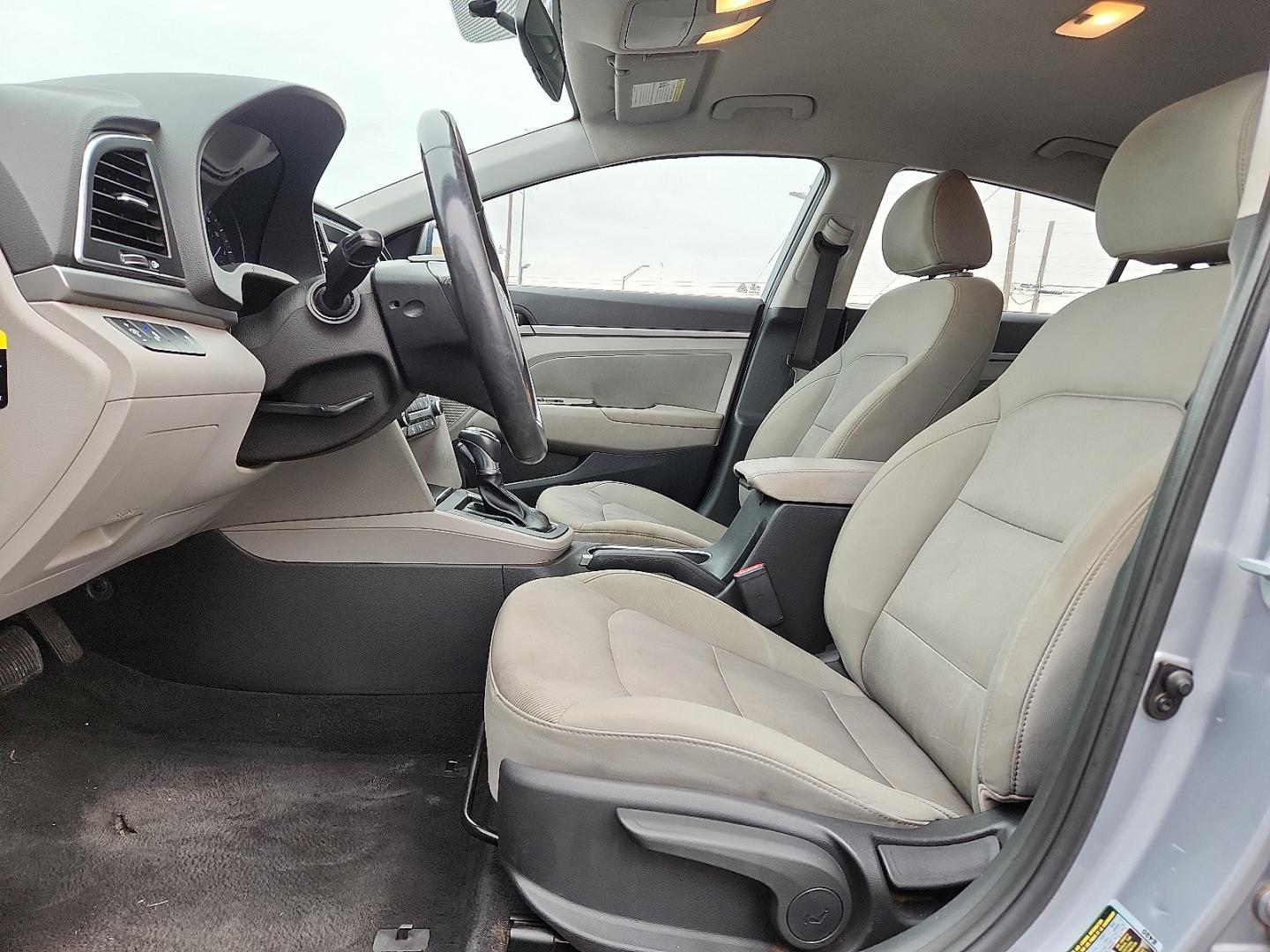 2017 SILVER /Beige - XA Hyundai Elantra SE (5NPD84LF9HH) with an Nu 2L I-4 DOHC, D-CVVT variable valve control, regular unleaded, engine with 147HP engine, located at 4711 Ave Q, Lubbock, TX, 79412, (806) 687-2362, 33.551304, -101.855293 - Photo#16