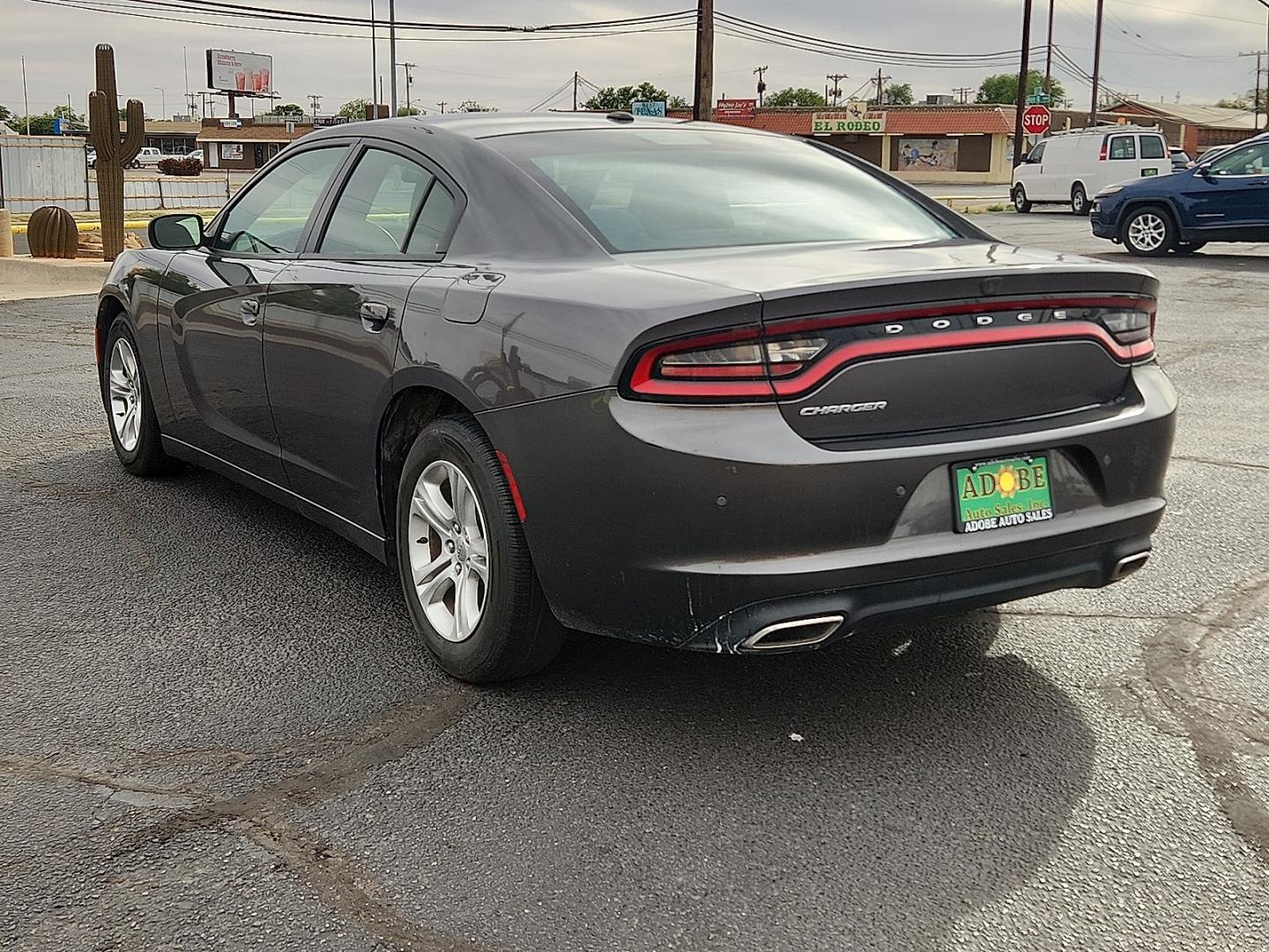 2019 GRAY Dodge Charger SXT (2C3CDXBG9KH) with an Pentastar 3.6L V-6 DOHC, variable valve control, regular unleaded, engine with 292HP engine, located at 4711 Ave Q, Lubbock, TX, 79412, (806) 687-2362, 33.551304, -101.855293 - Photo#2