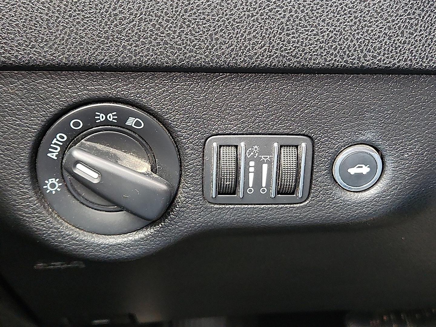 2019 GRAY Dodge Charger SXT (2C3CDXBG9KH) with an Pentastar 3.6L V-6 DOHC, variable valve control, regular unleaded, engine with 292HP engine, located at 4711 Ave Q, Lubbock, TX, 79412, (806) 687-2362, 33.551304, -101.855293 - Photo#24
