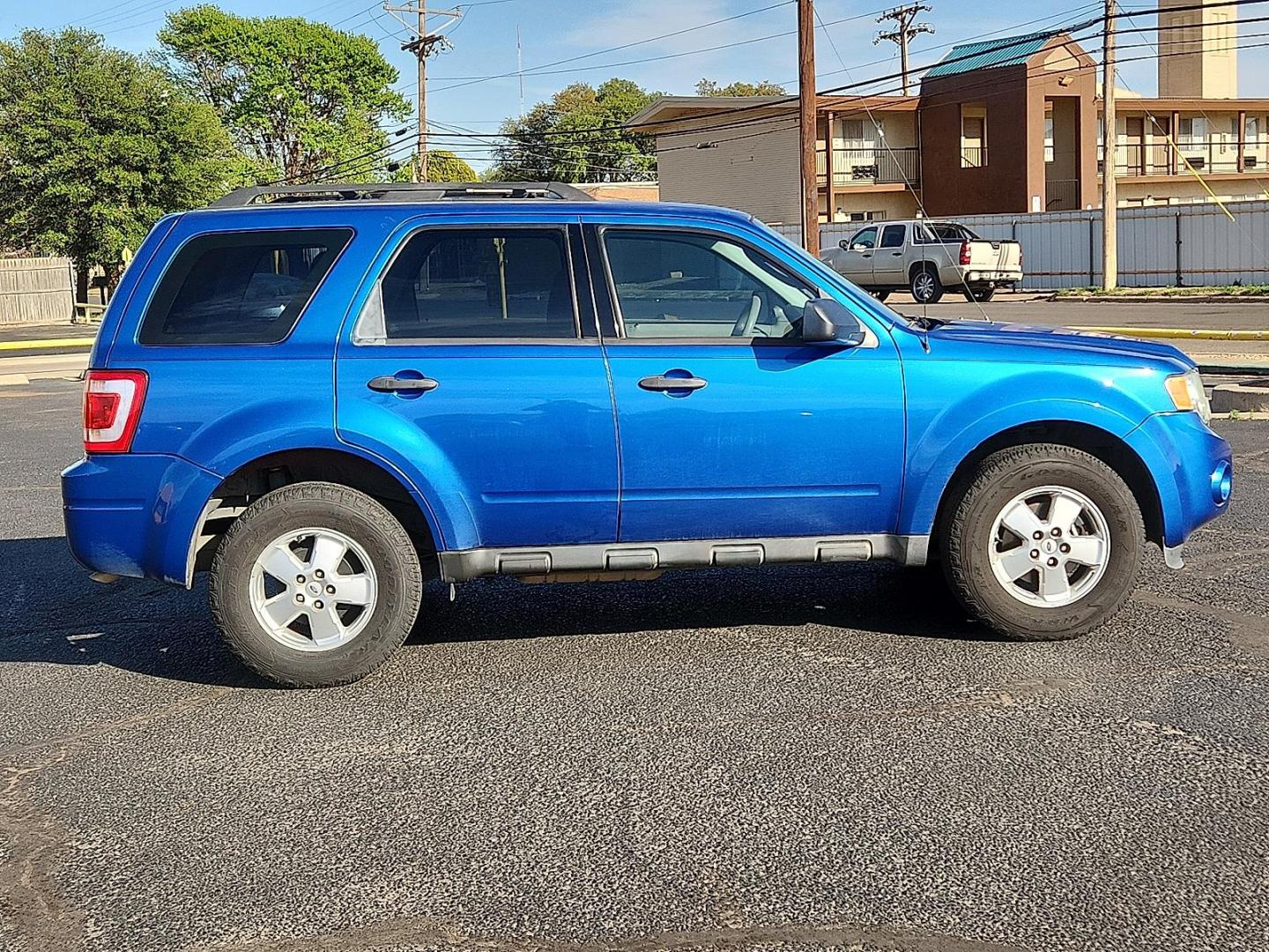2012 BLUE /Stone - 1S Ford Escape XLS (1FMCU0C77CK) with an Duratec 2.5L I-4 DOHC, variable valve control, regular unleaded, engine with 171HP engine, located at 4711 Ave Q, Lubbock, TX, 79412, (806) 687-2362, 33.551304, -101.855293 - Photo#4